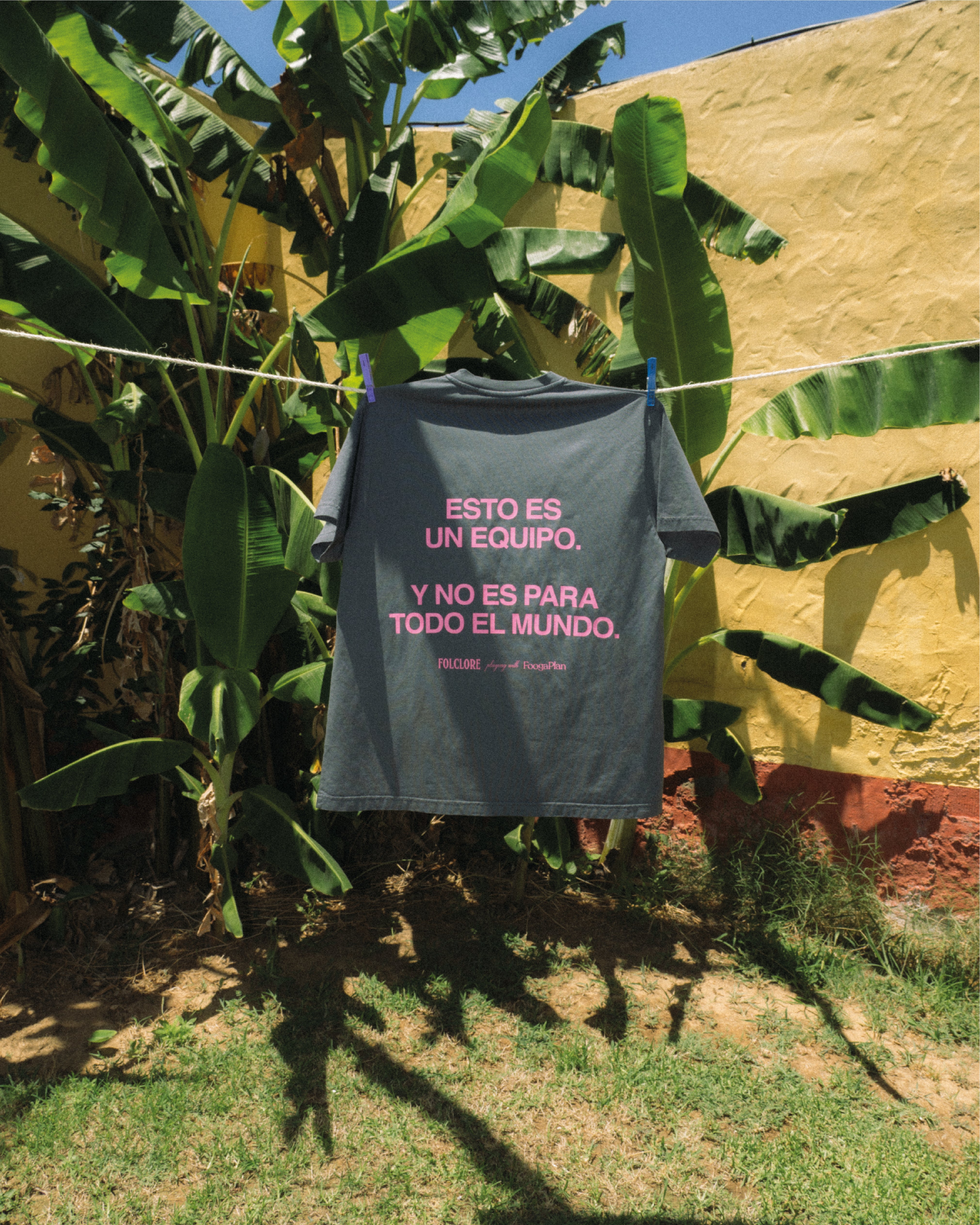 Camiseta manga corta relaxed fit FoogaPlan gris y rosa esto es un equipo 100% algodón