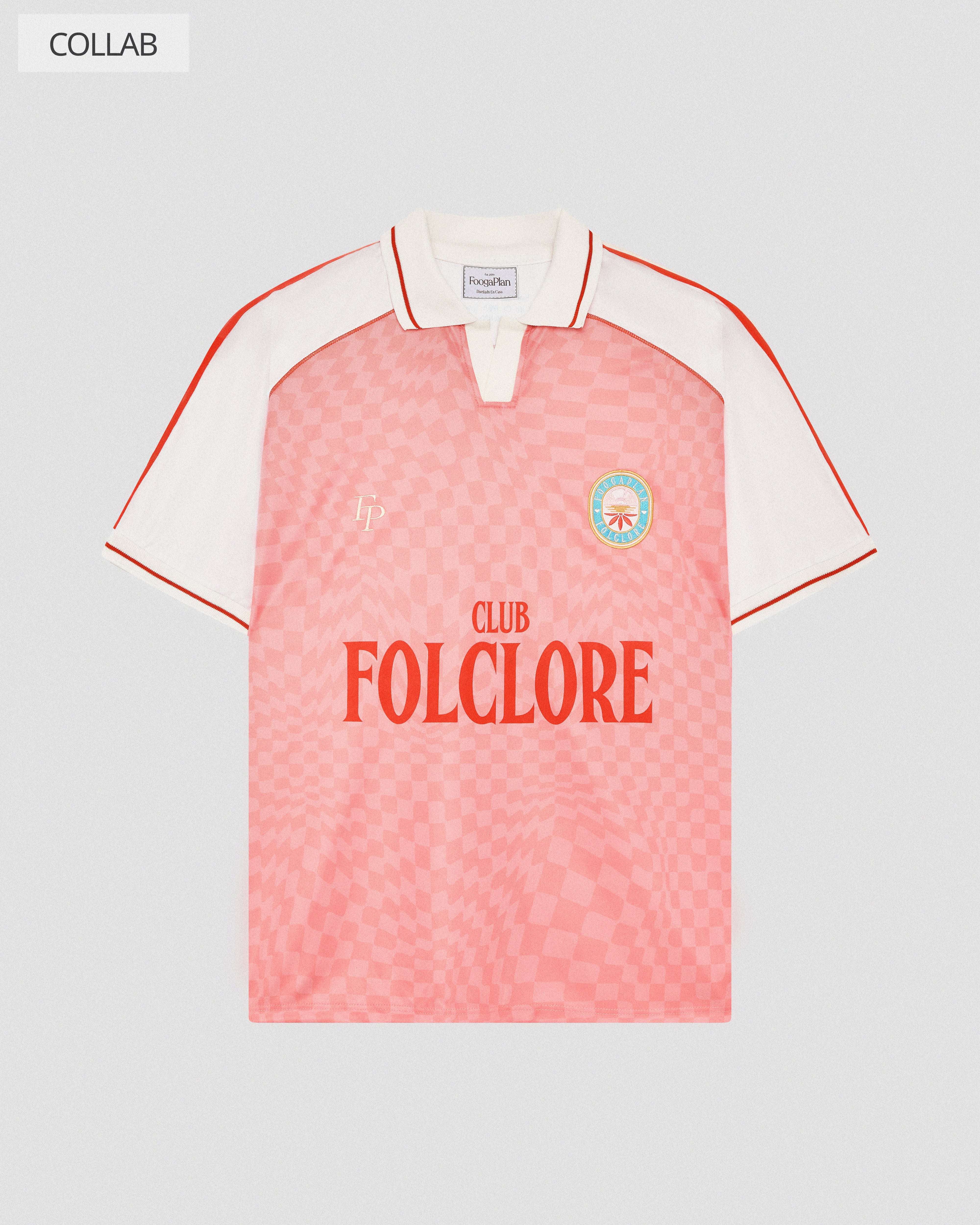 Camiseta Football Tee FoogaPlan x Folclore - vista frontal con escudo bordado retro rosa