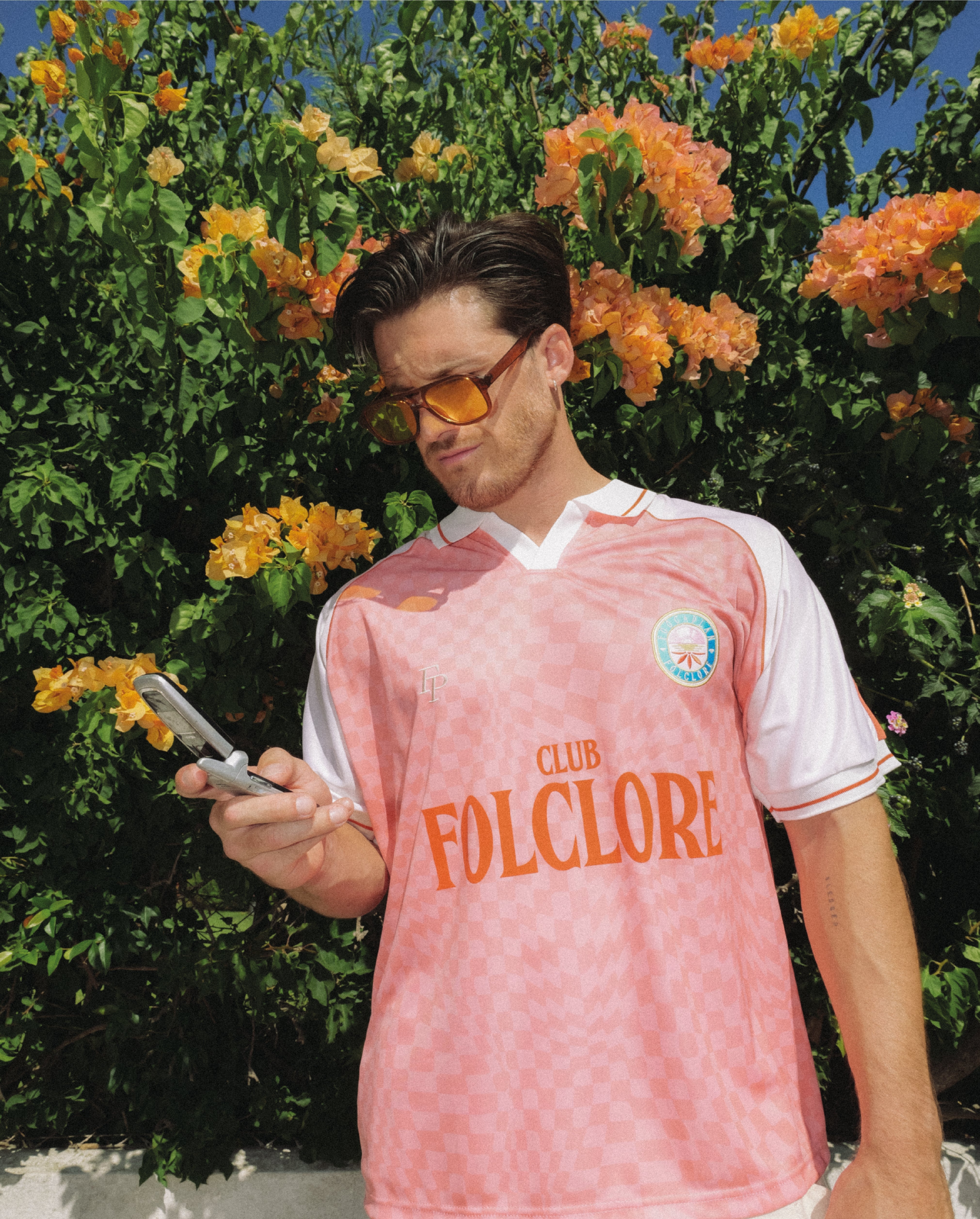 Camiseta FoogaPlan con escudo bordado cuadrados rosa y naranja estilo fútbol retro