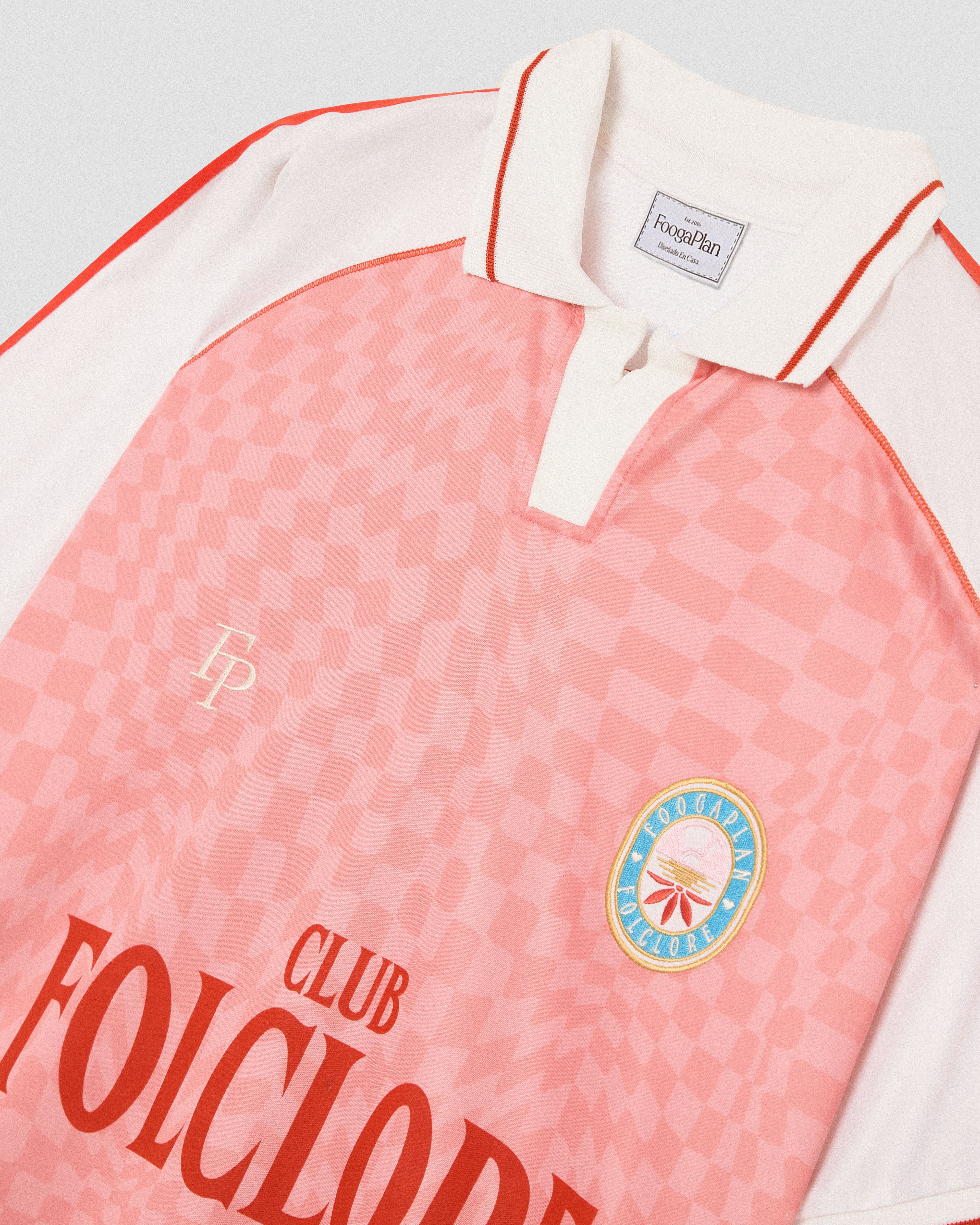 Camiseta FoogaPlan con escudo bordado cuadrados rosa y naranja estilo fútbol retro