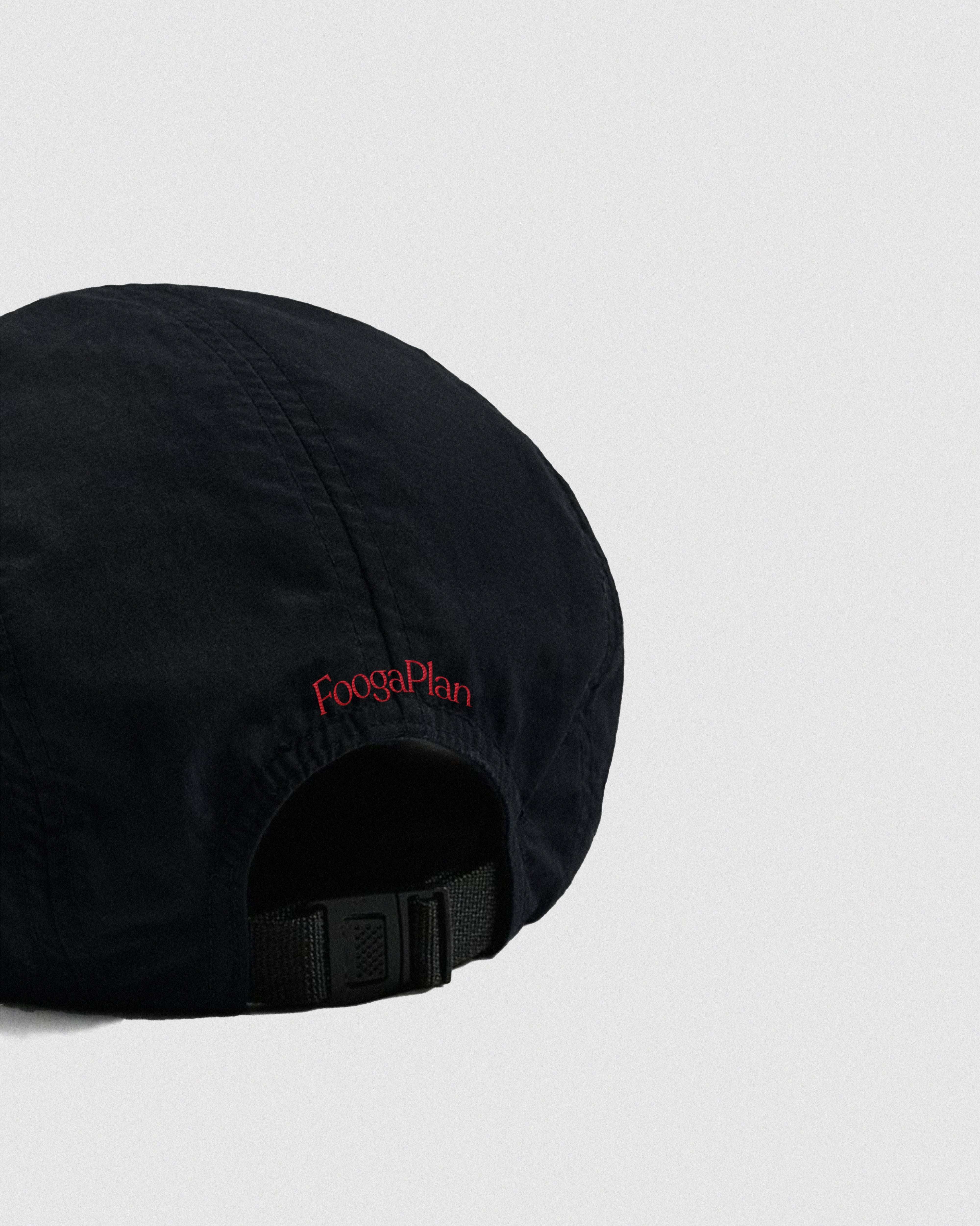 Gorra 5 paneles nylon negro FoogaPlan x Folclore - vista trasera con ajustador clip