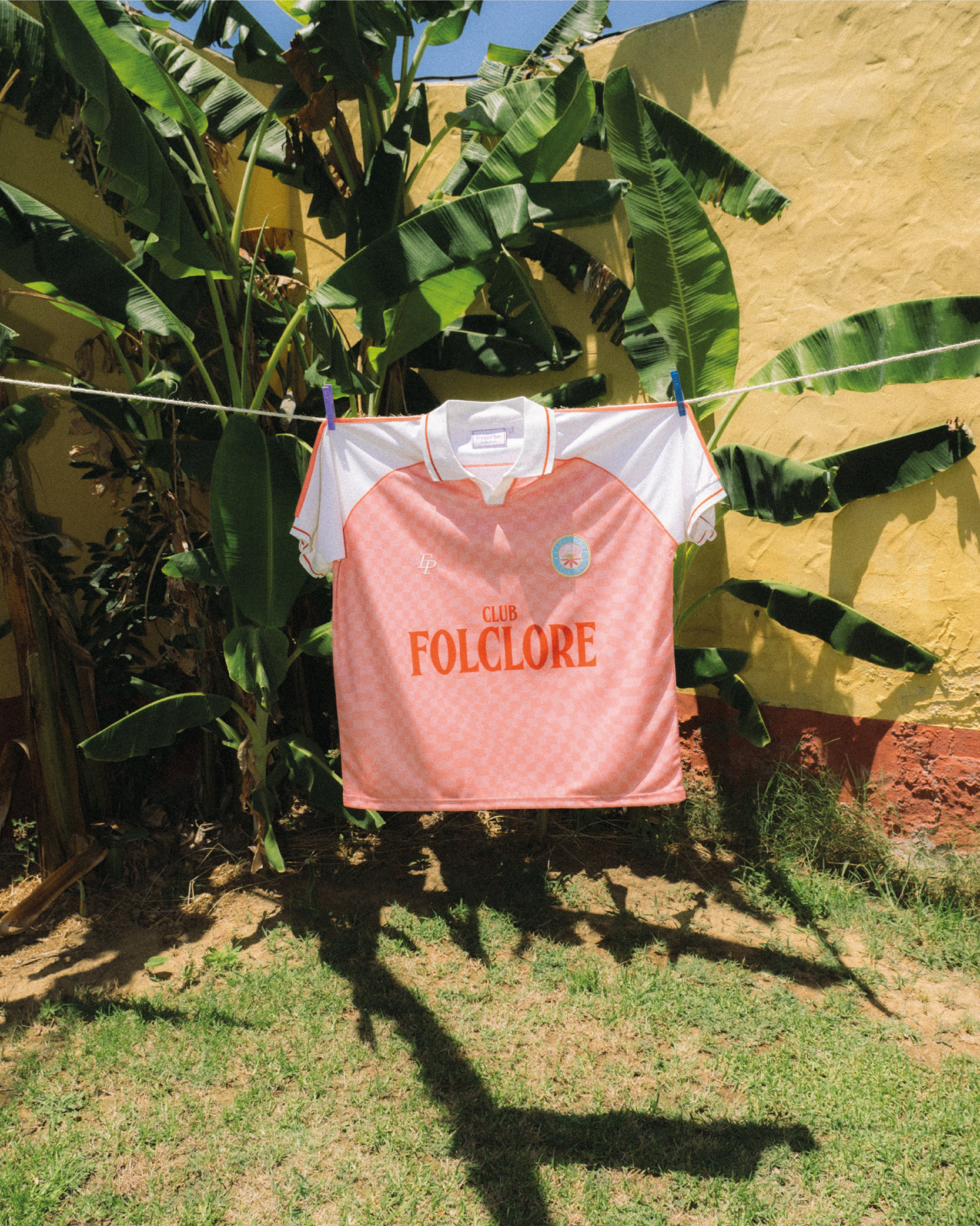 Camiseta FoogaPlan con escudo bordado cuadrados rosa y naranja