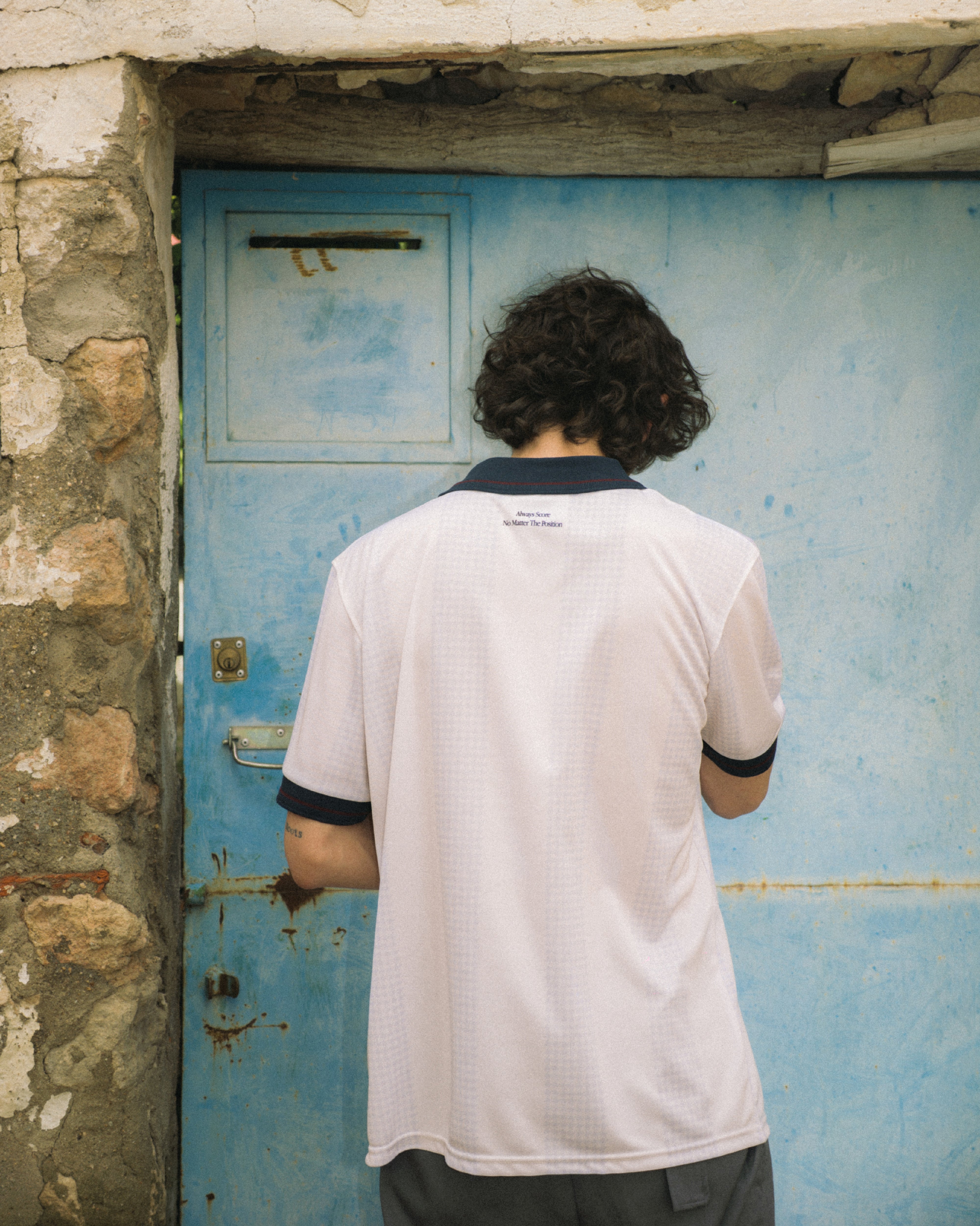 Camiseta fútbol trasera retro Bahía combinada en look casual urbano