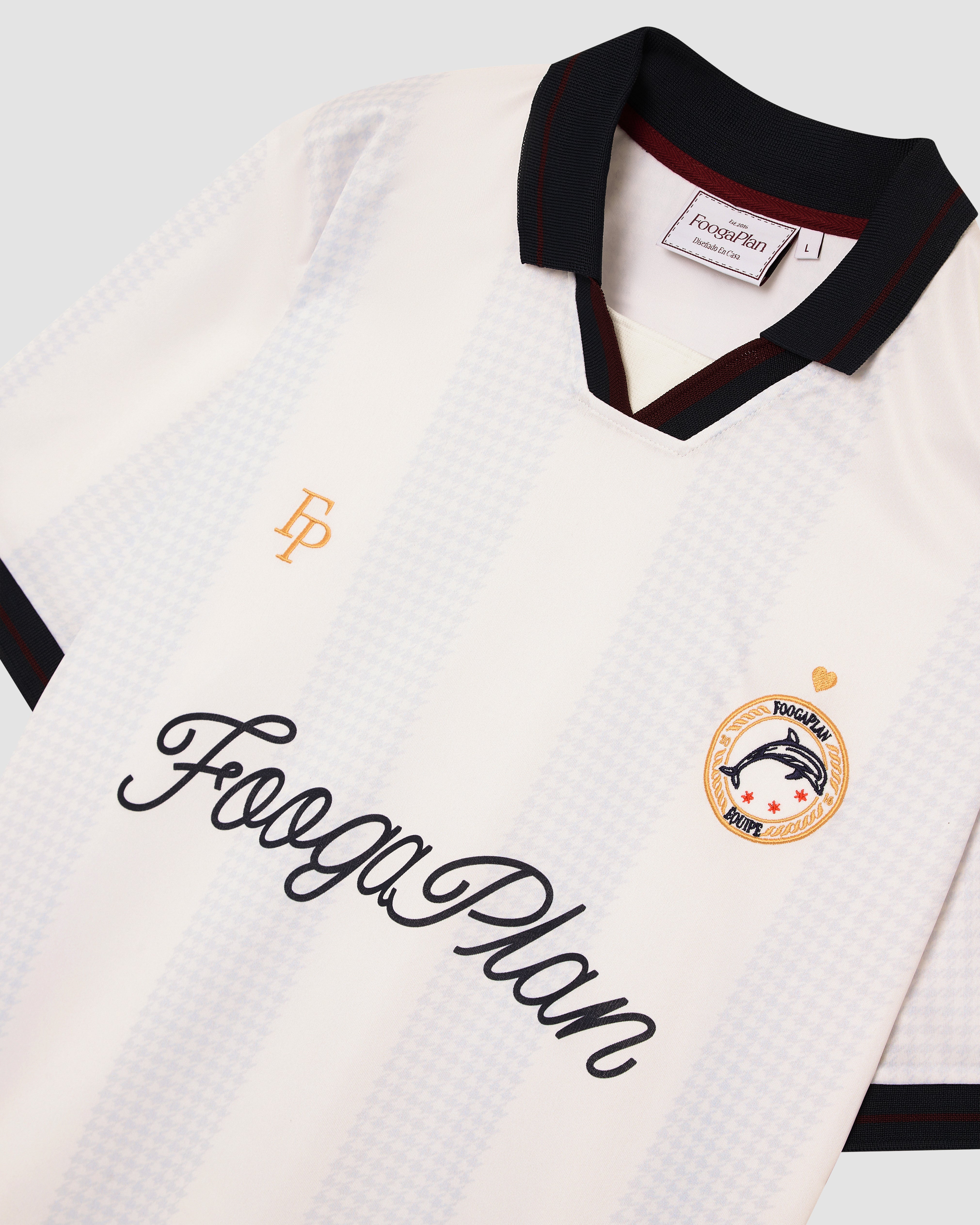 Detalle del logo Bahía en camiseta de fútbol retro de poliéster premium