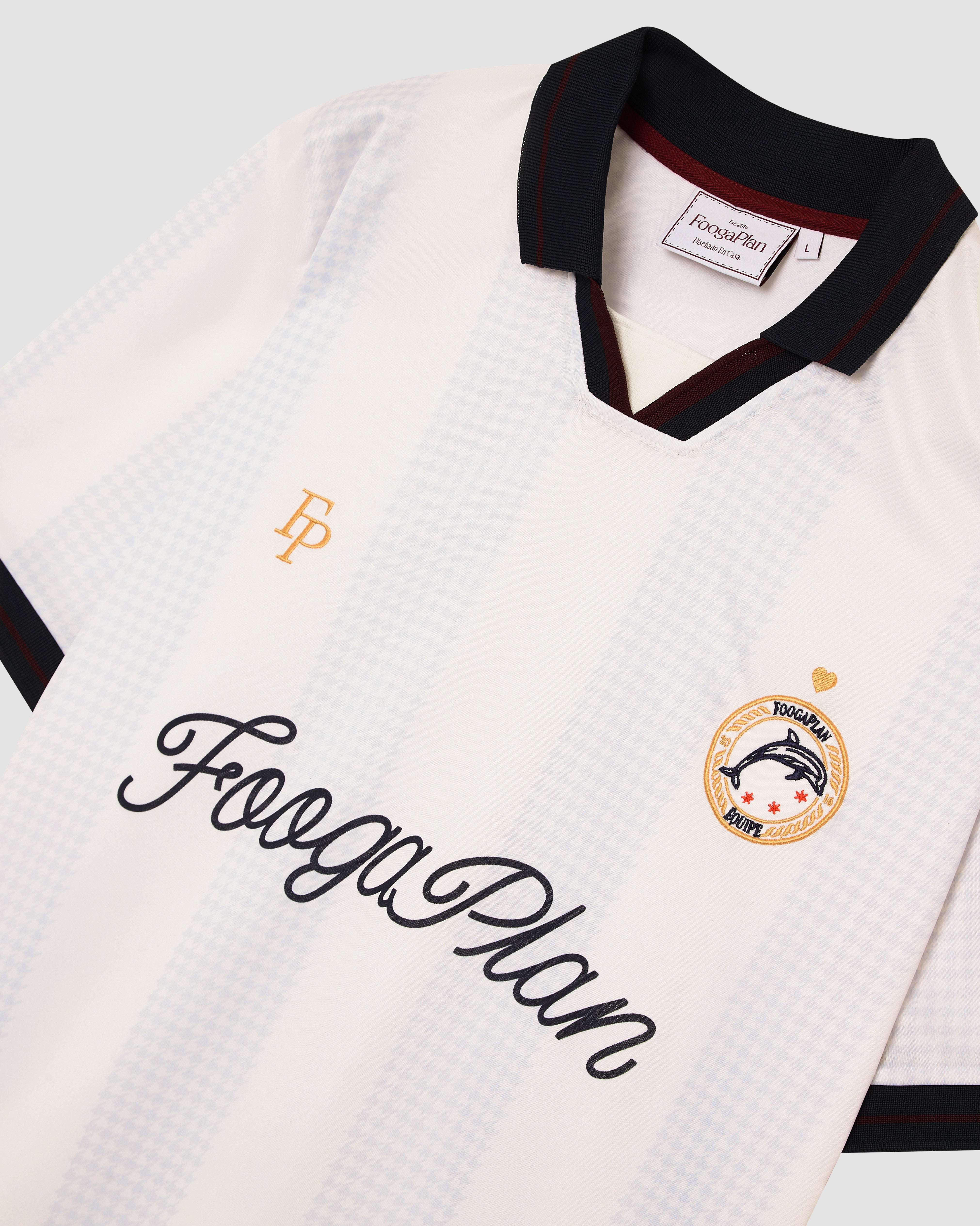 Detalle del logo Bahía en camiseta de fútbol retro de poliéster premium