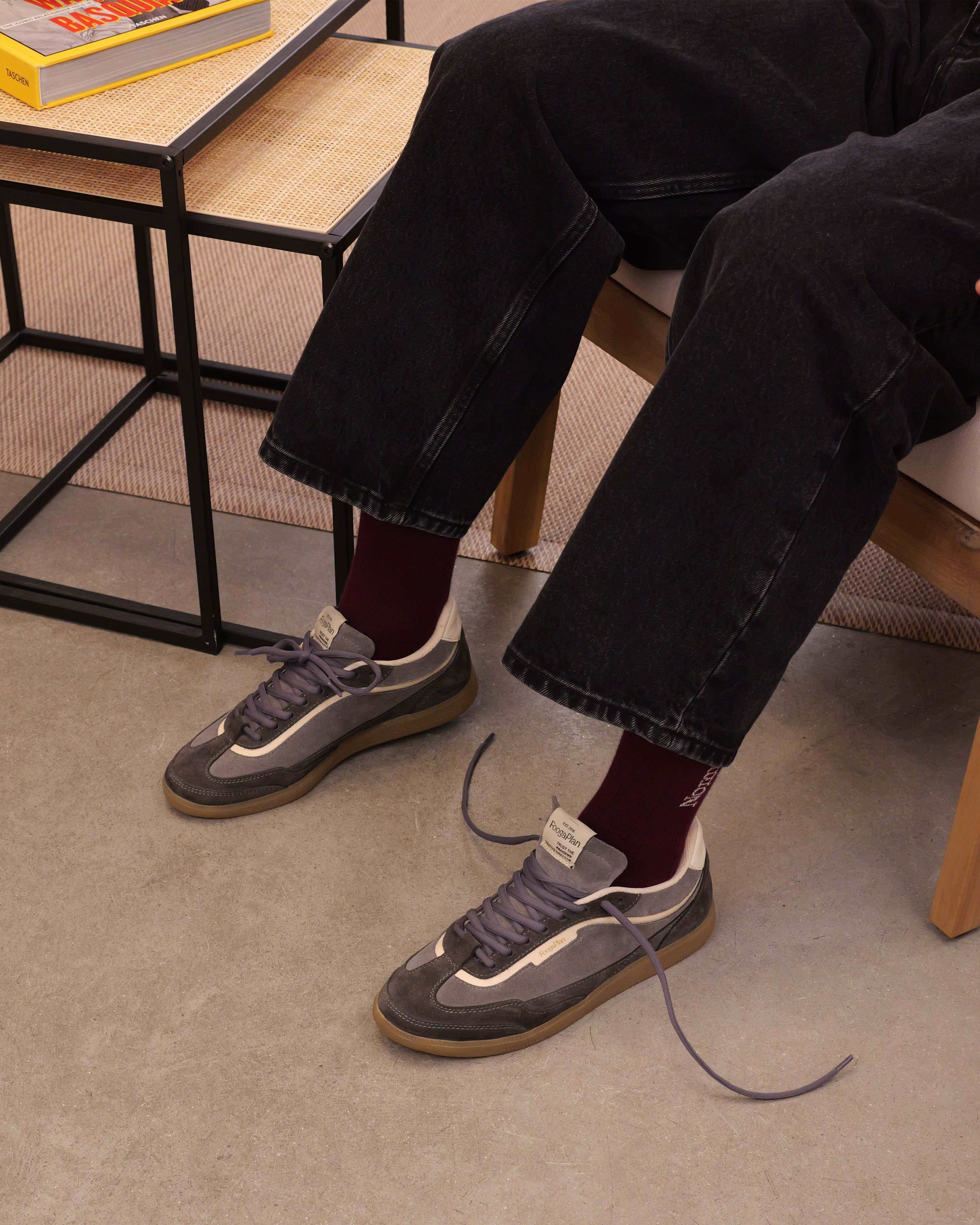 Zapatillas BLAKE Ash - Modelo luciendo las sneakers minimalistas en ante gris ceniza