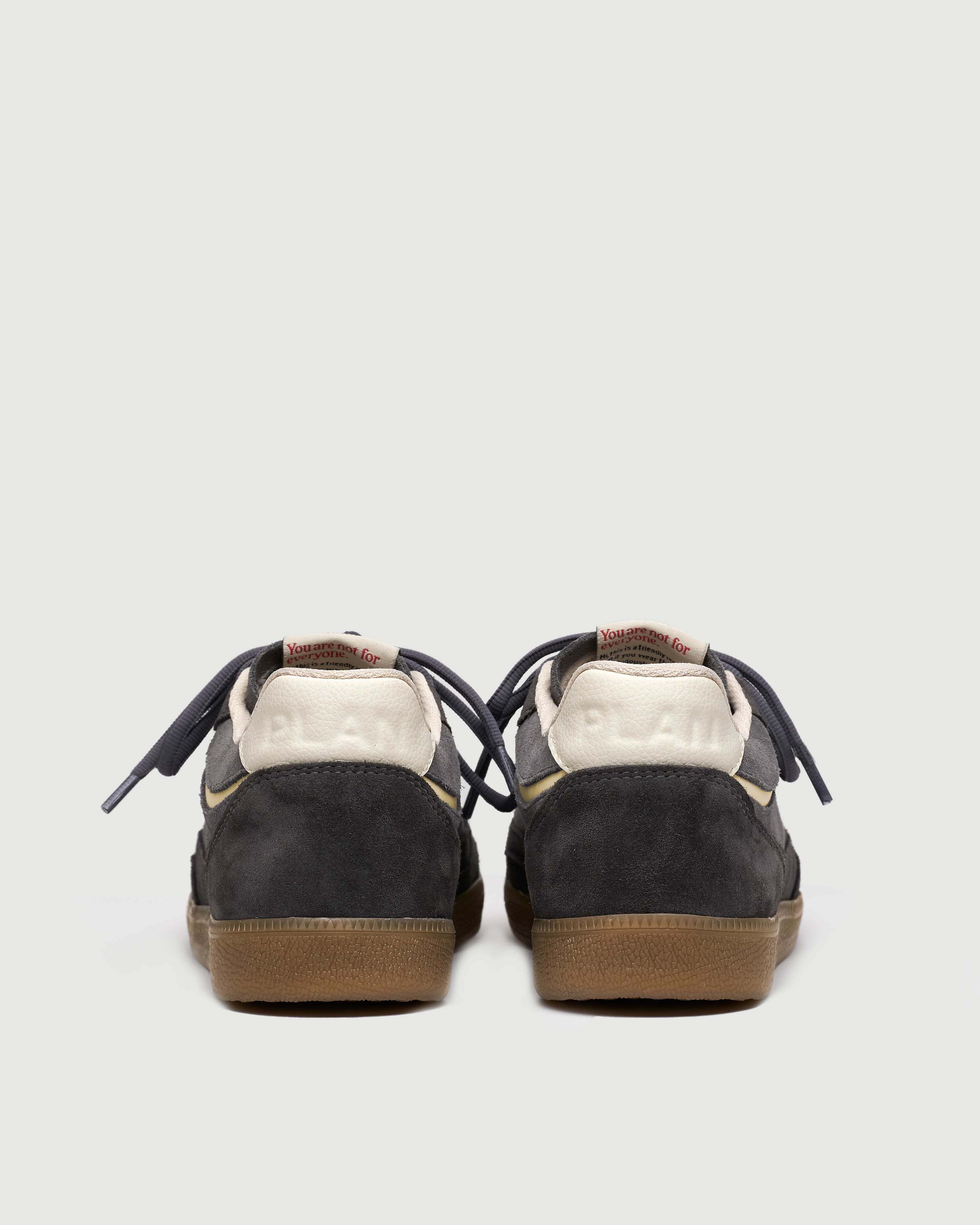 Zapatillas BLAKE Ash - Vista trasera mostrando el talón y acabados artesanales en ante gris