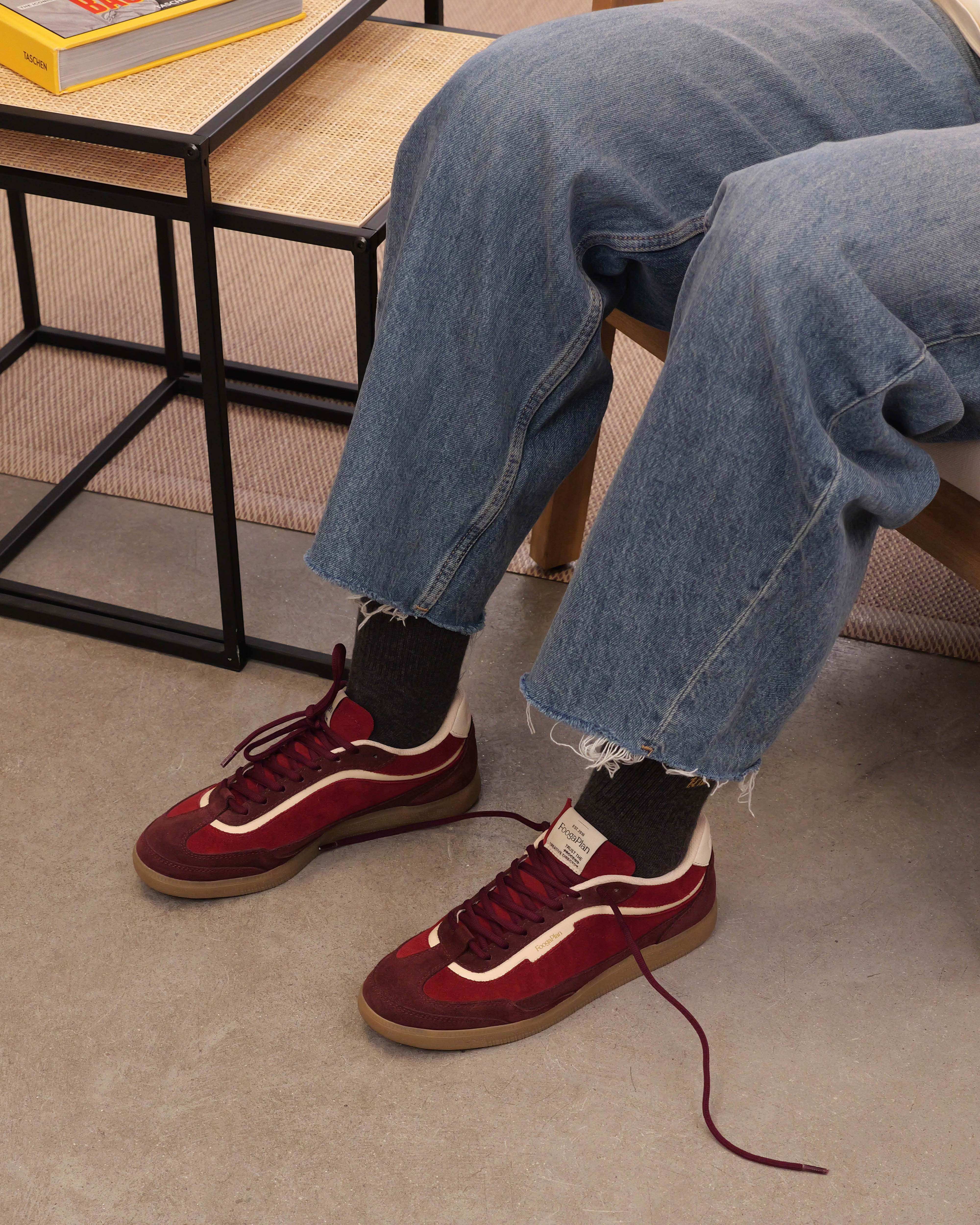 Zapatillas BLAKE Cherry - Modelo luciendo las sneakers minimalistas en ante rojo cereza