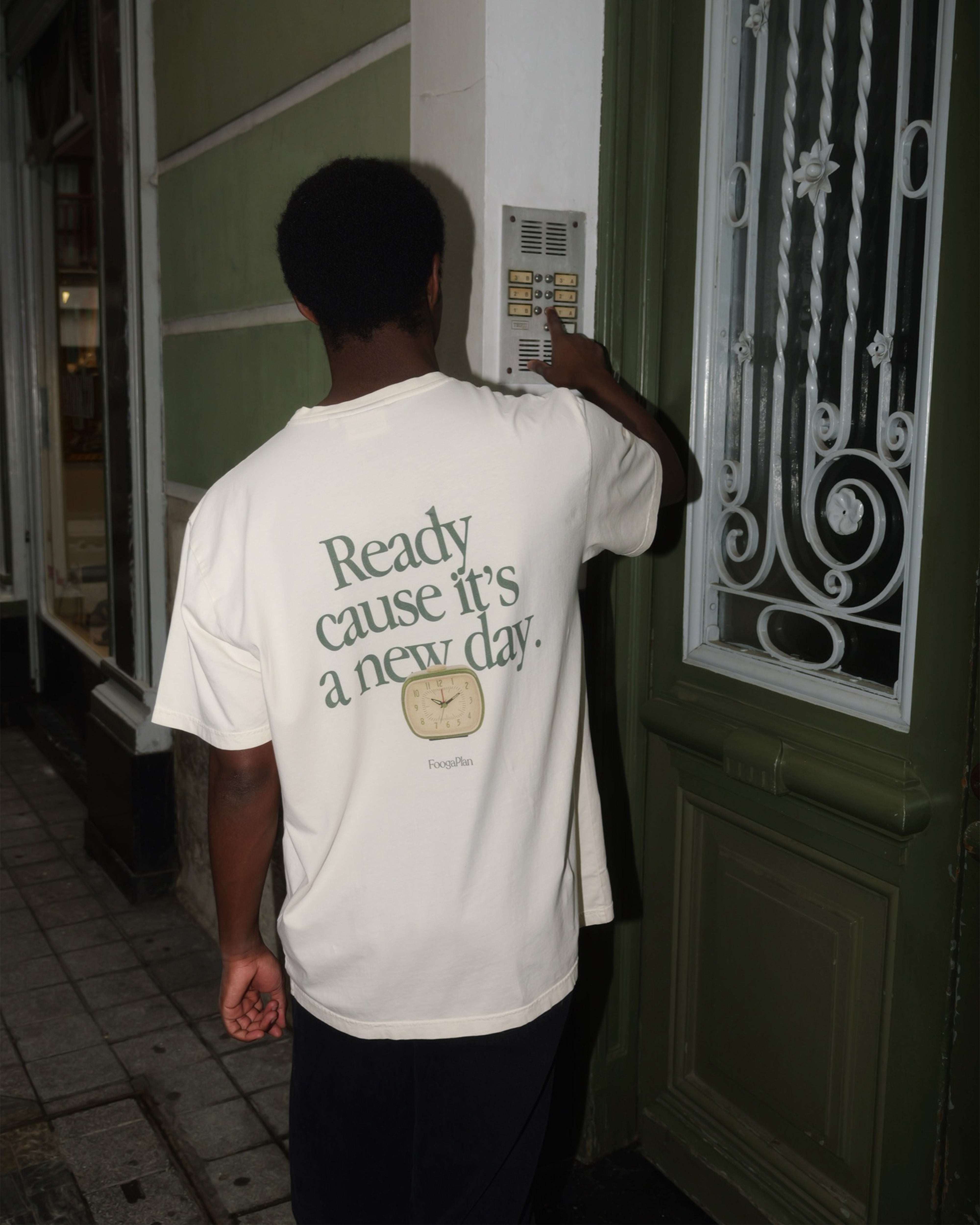 Modelo llevando camiseta New Day beige - Vista trasera corte relajado unisex