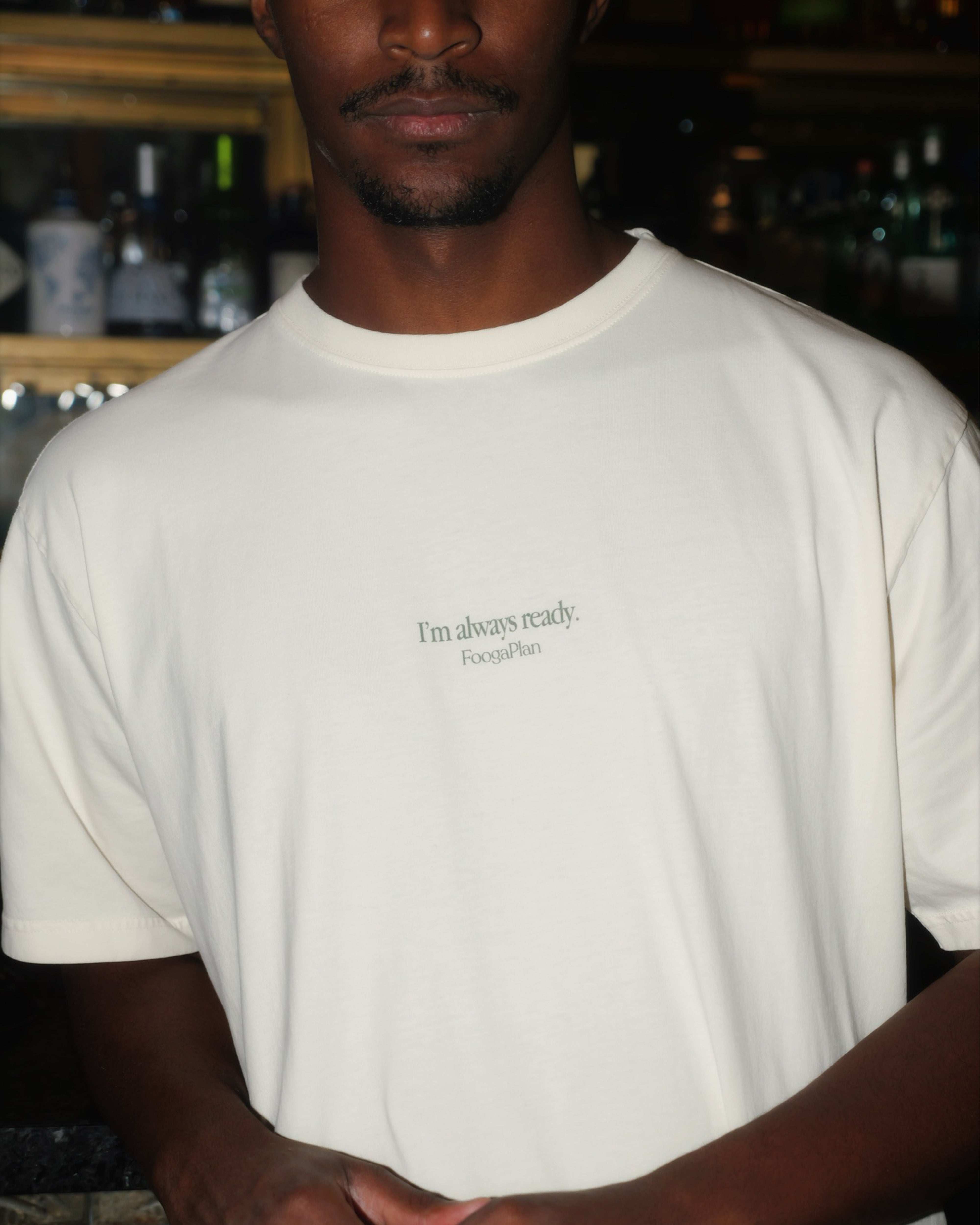 Modelo llevando camiseta New Day beige FoogaPlan - Corte relajado manga corta unisex