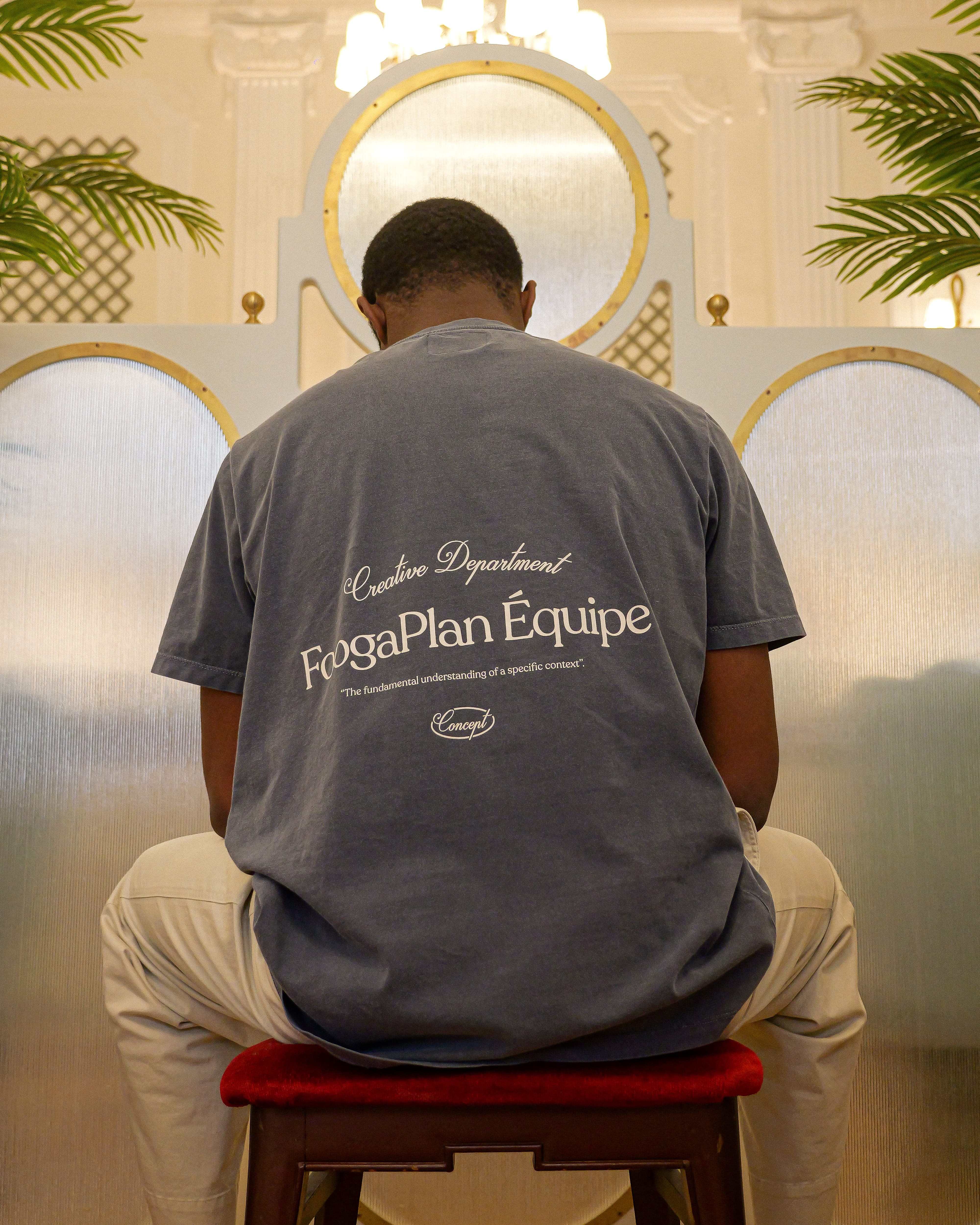 Modelo llevando camiseta Équipe FoogaPlan gris relaxed fit unisex