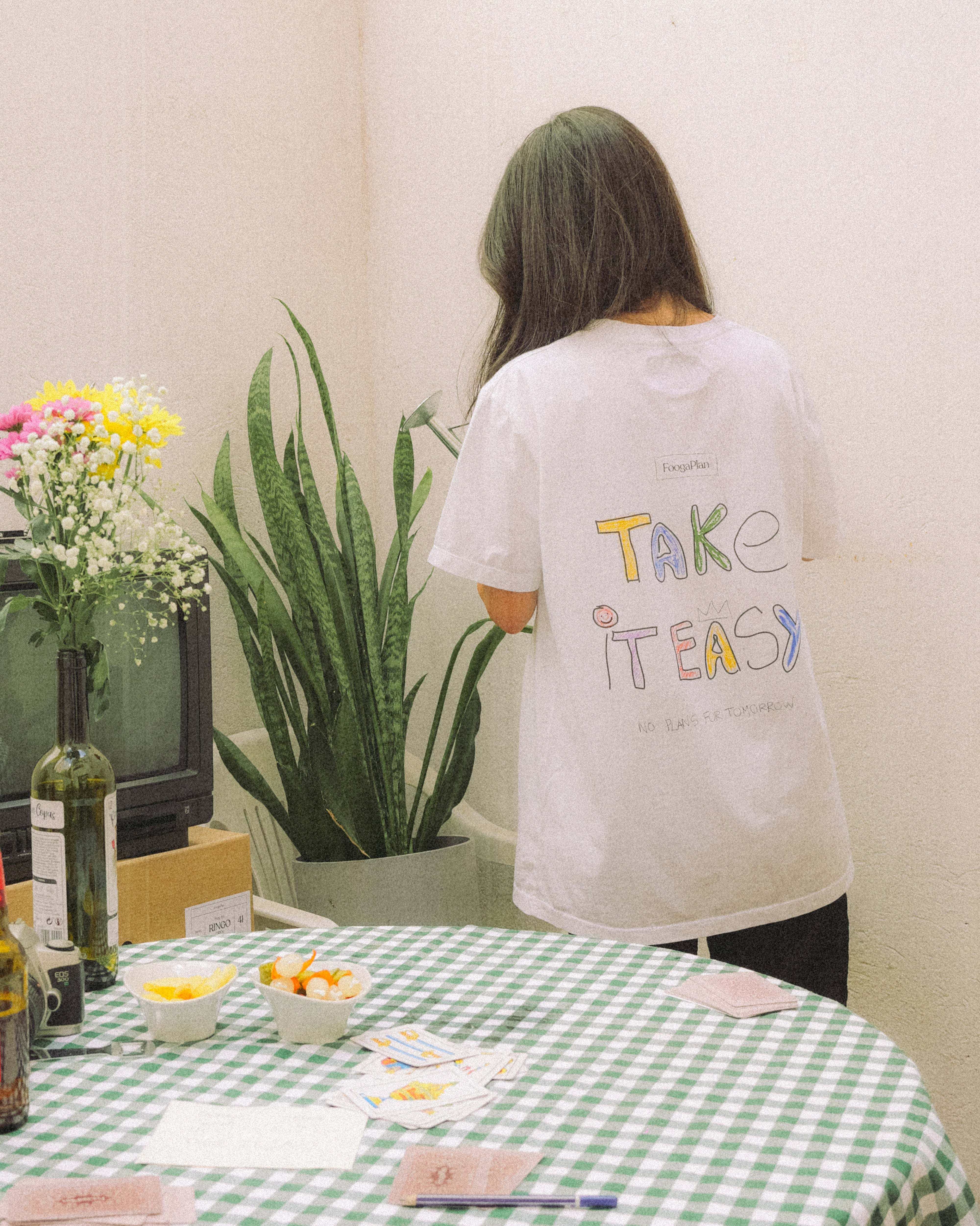 Modelo llevando camiseta Take It Easy unisex corte relajado FoogaPlan