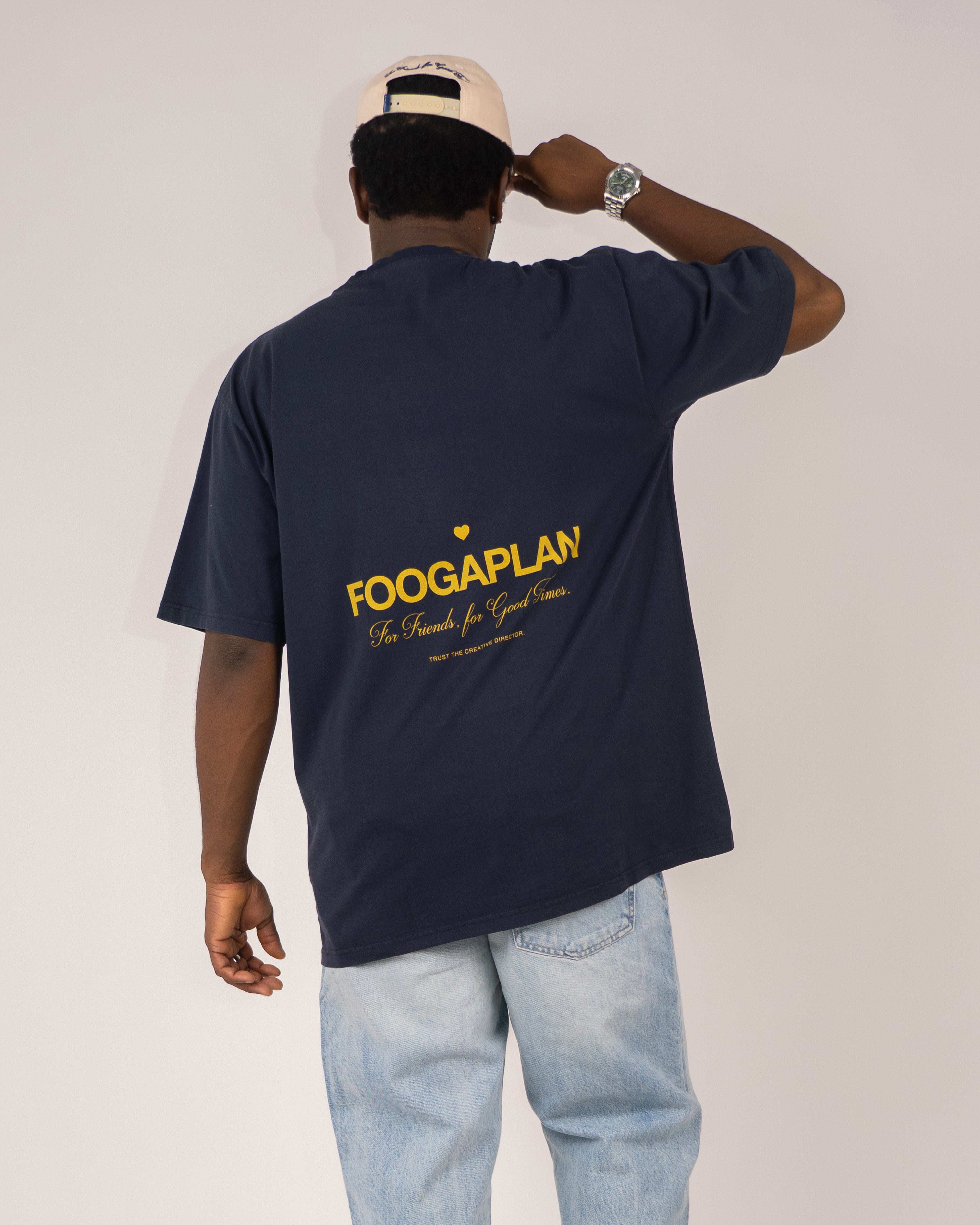 Modelo llevando camiseta Good Times Navy azul marino - Vista trasera corte relajado unisex