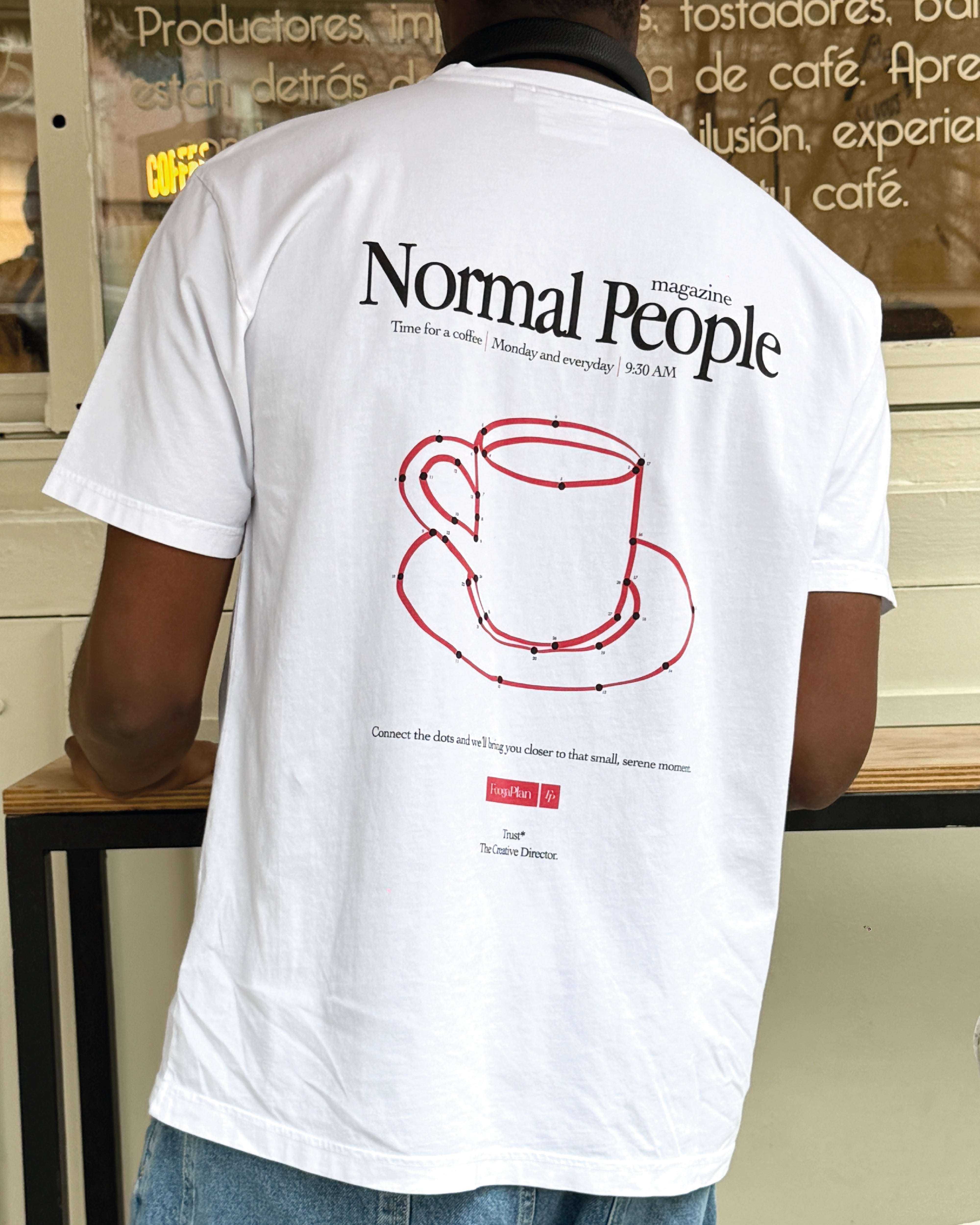 Camiseta Normal People - Modelo hombre luciendo la camiseta manga corta corte relajado