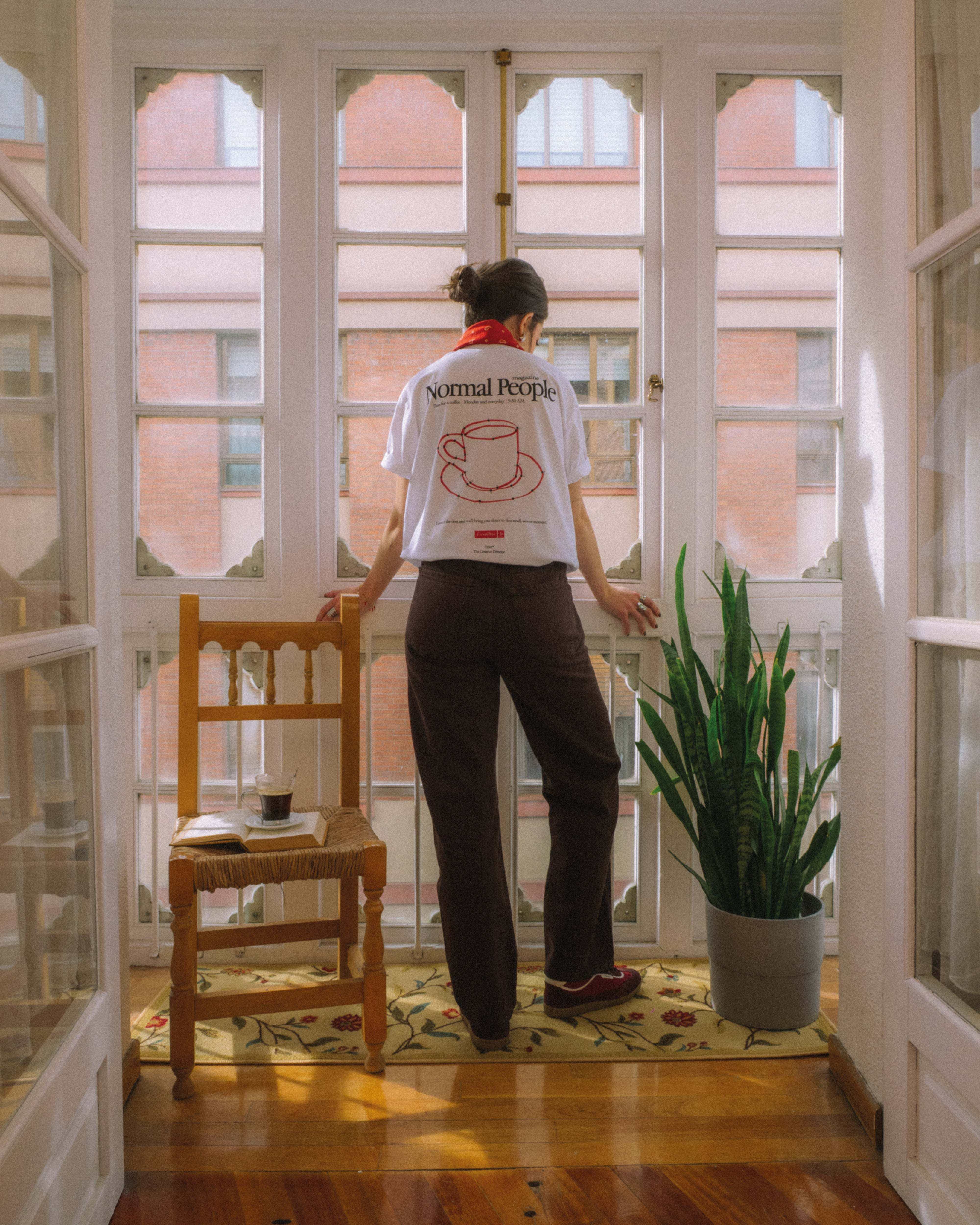 Camiseta Normal People - Modelo mujer luciendo la camiseta trasera manga corta corte relajado