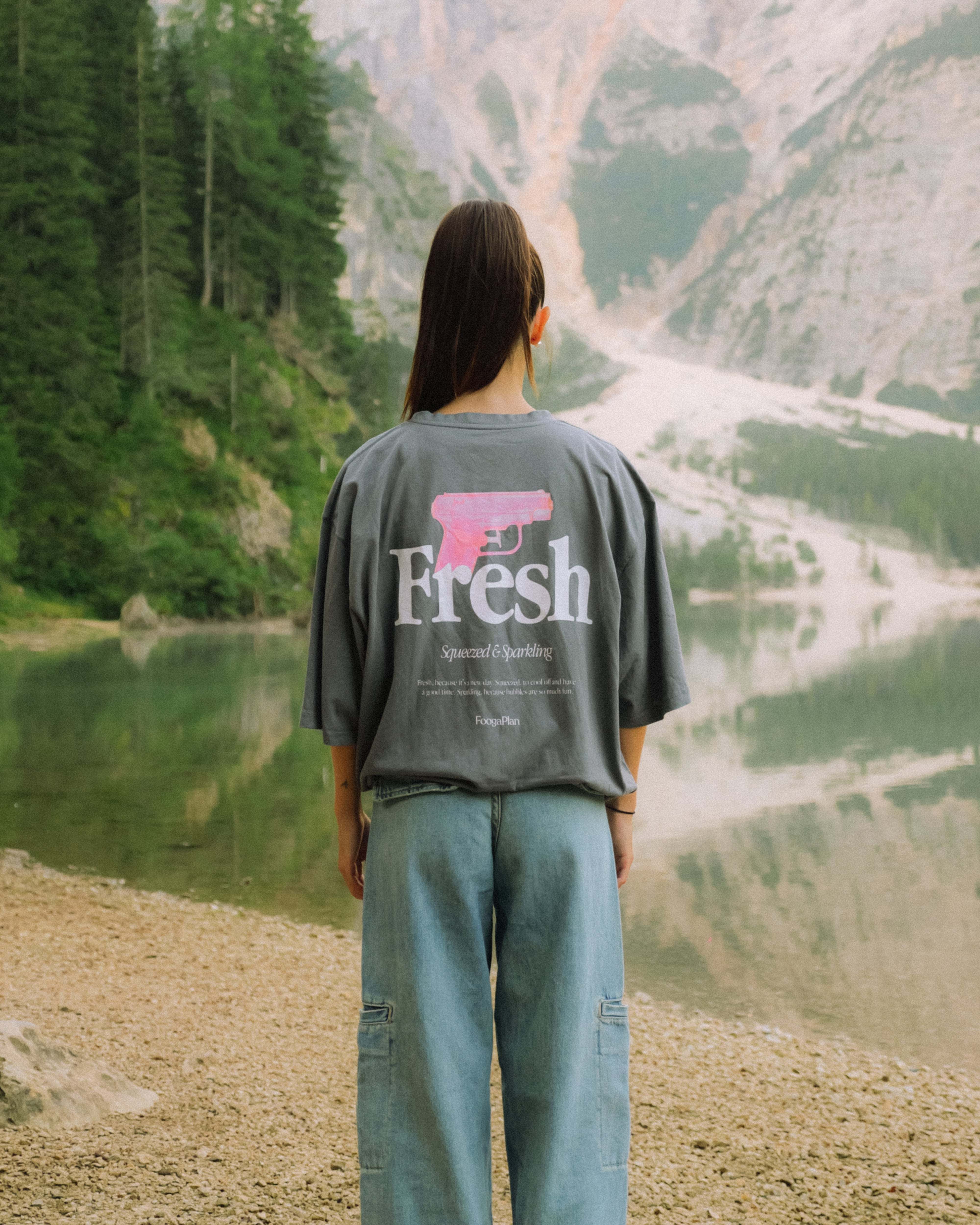 Camiseta gris FoogaPlan - modelo llevando talla regular con fit relajado