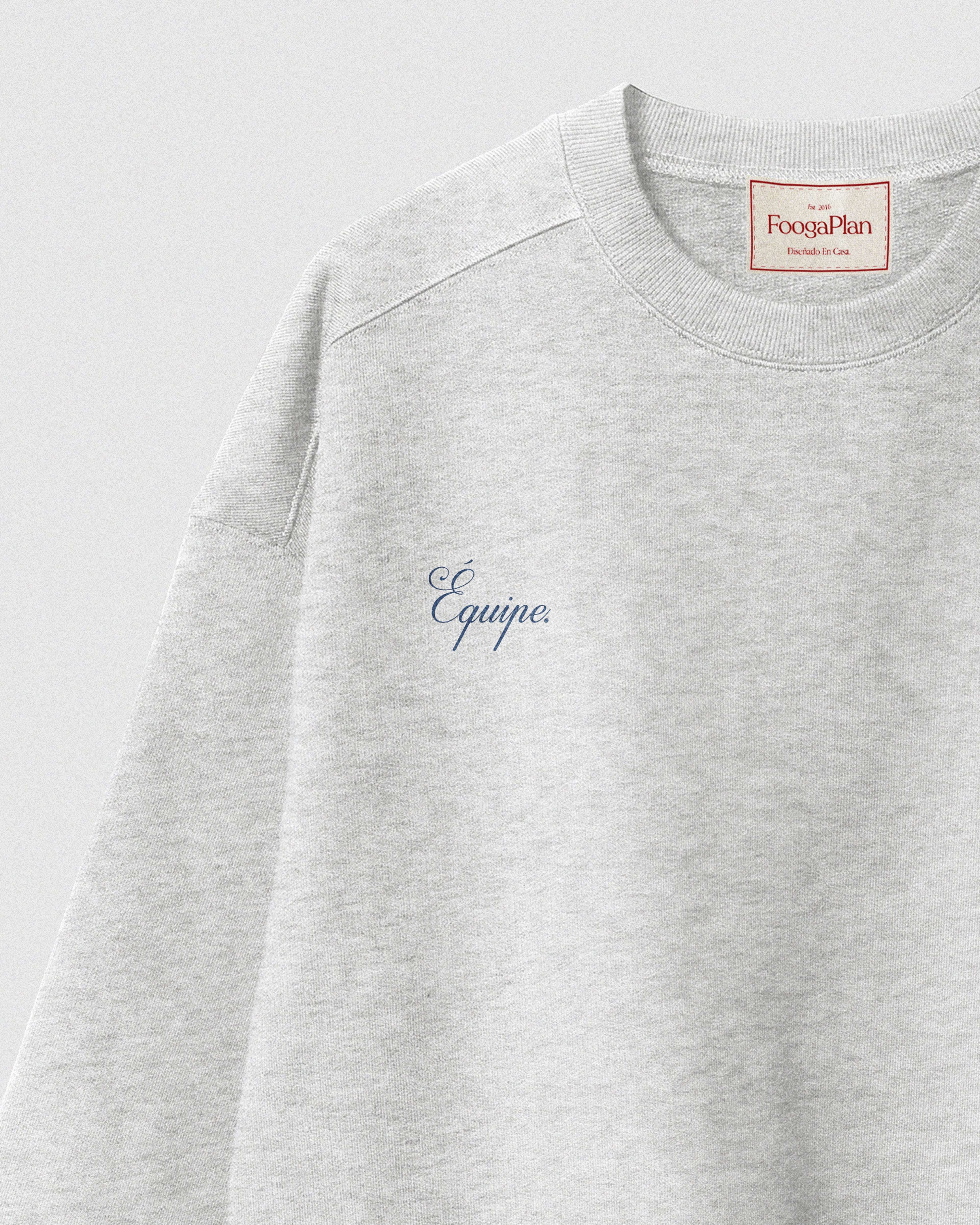Detalle frontal sudadera Équipe Crewneck gris jaspeado - diseño minimalista FoogaPlan