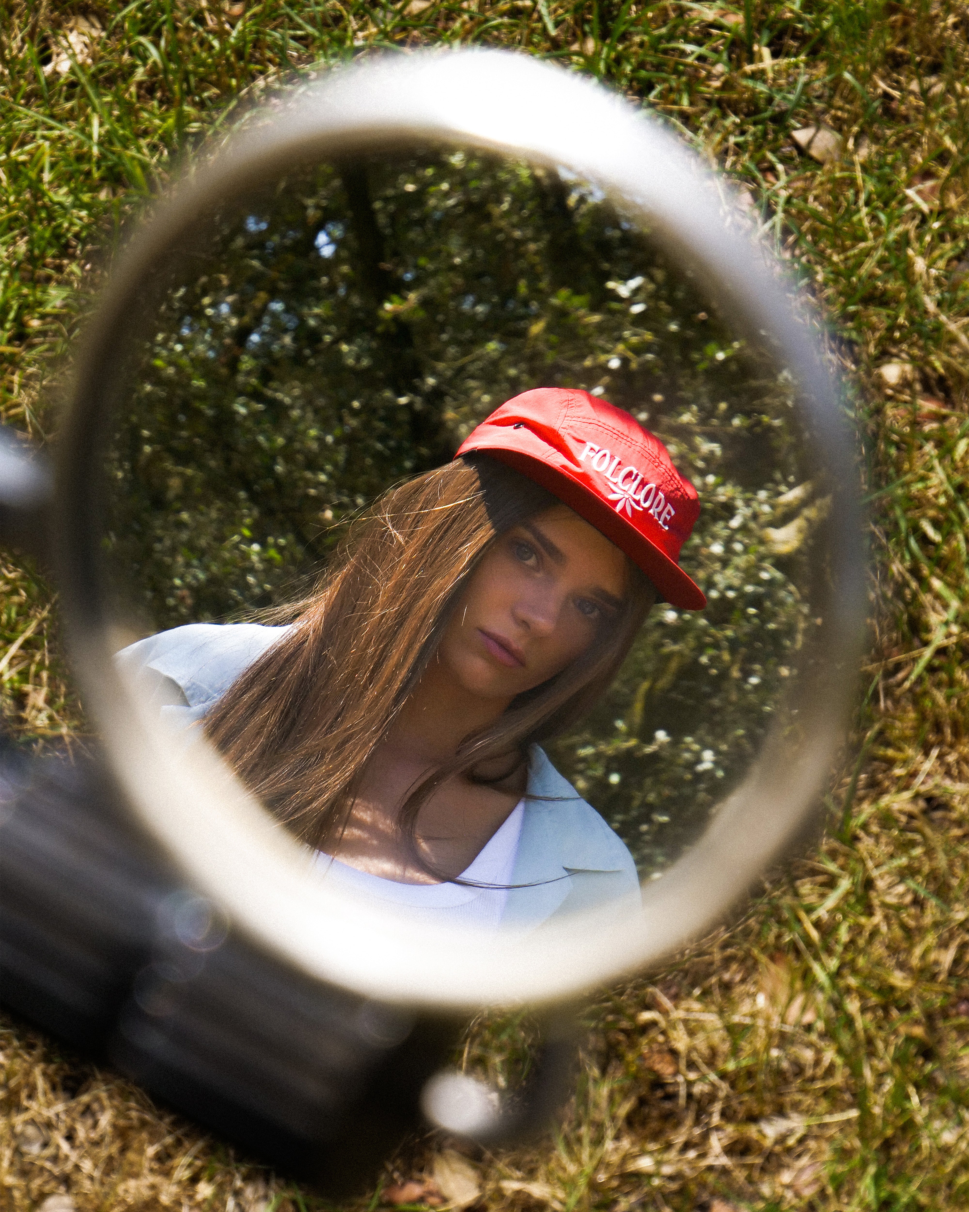 Gorra técnica roja FoogaPlan x Folclore - vista modelo chica