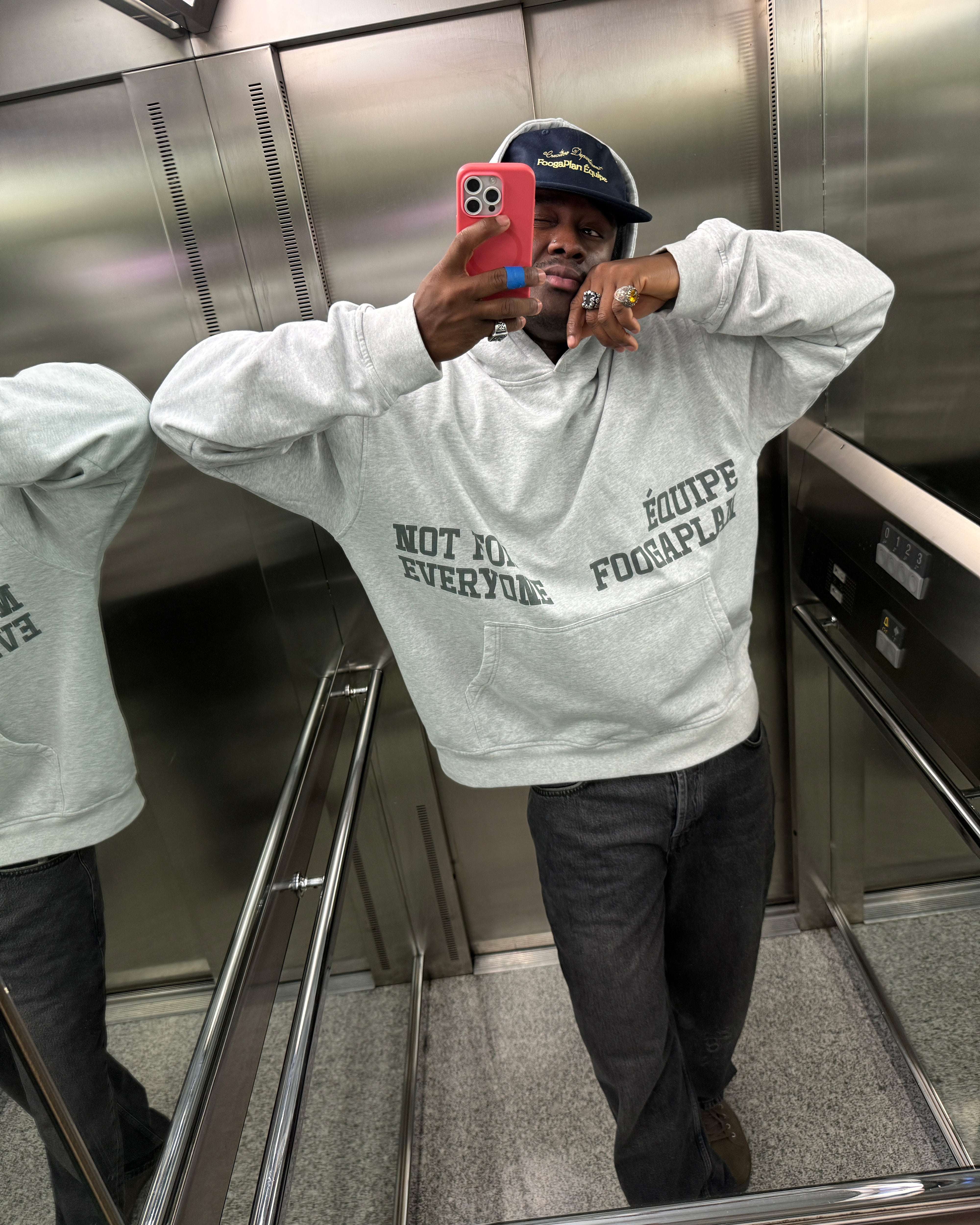 Modelo llevando Varsity Hoodie gris jaspeado FoogaPlan - Corte oversized unisex con capucha