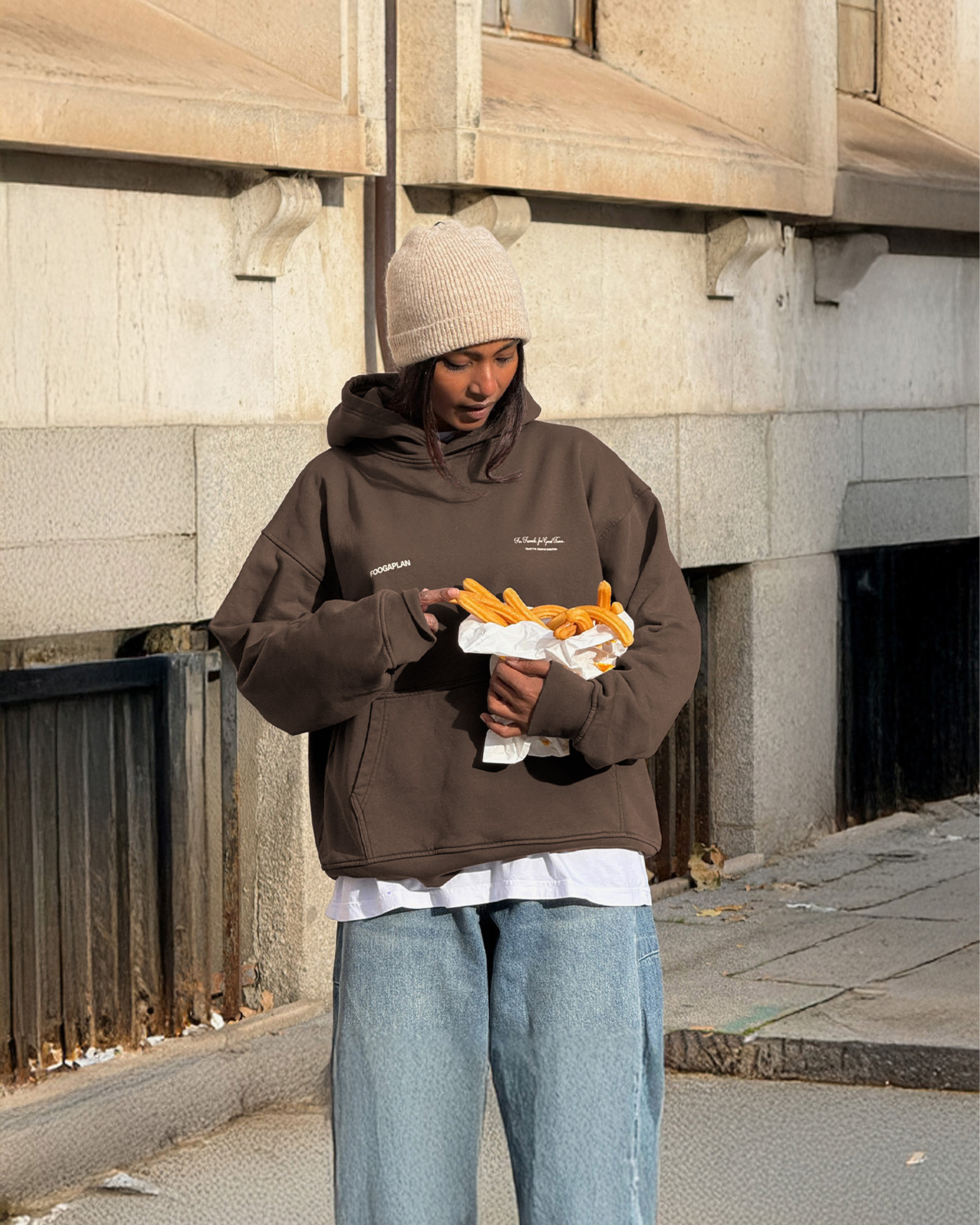 Sudadera Good Times Hoodie marrón con capucha - Vista frontal modelo diseño FoogaPlan 100% algodón