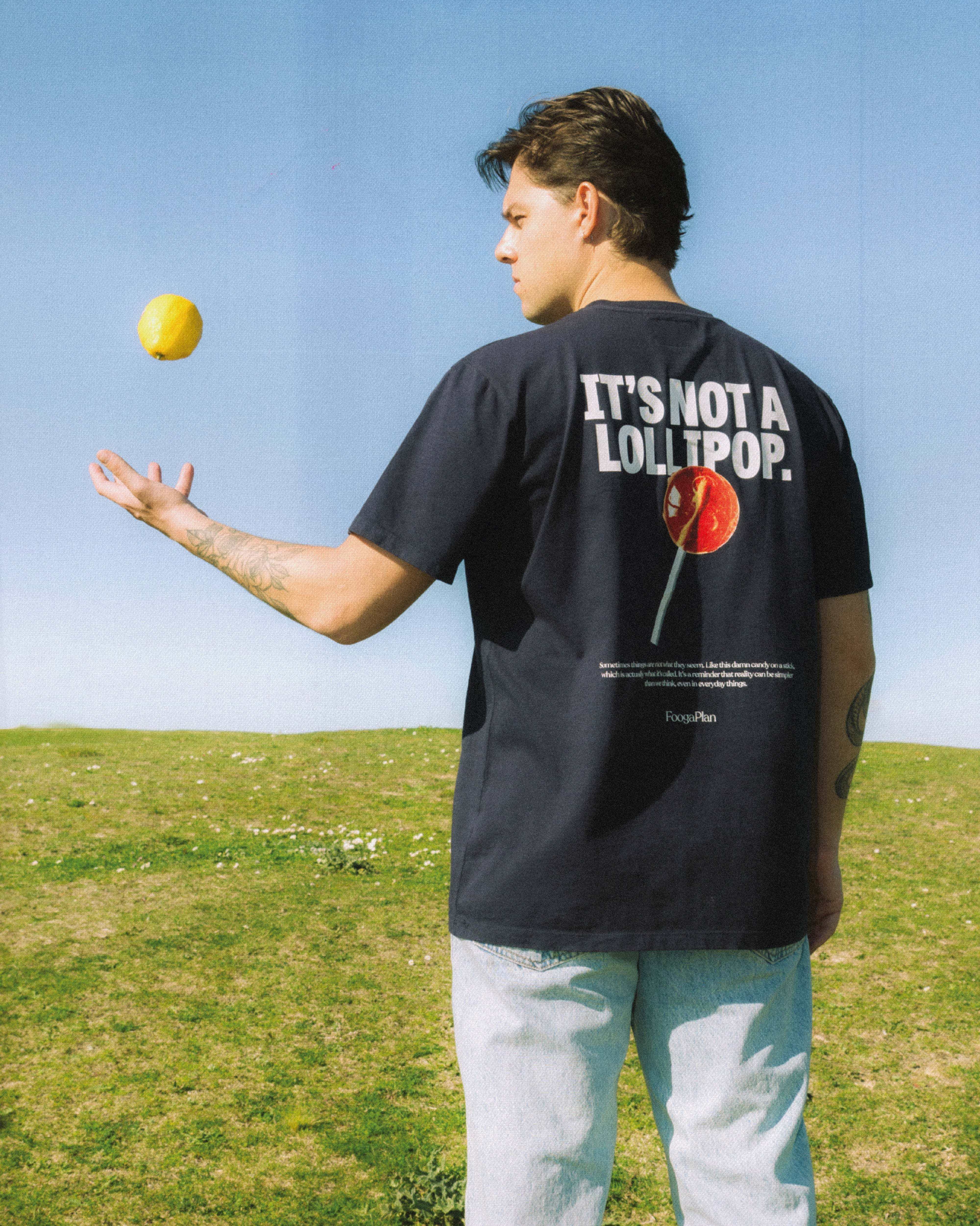 Camiseta Lollipop FoogaPlan - modelo streetwear relaxed fit azul marino