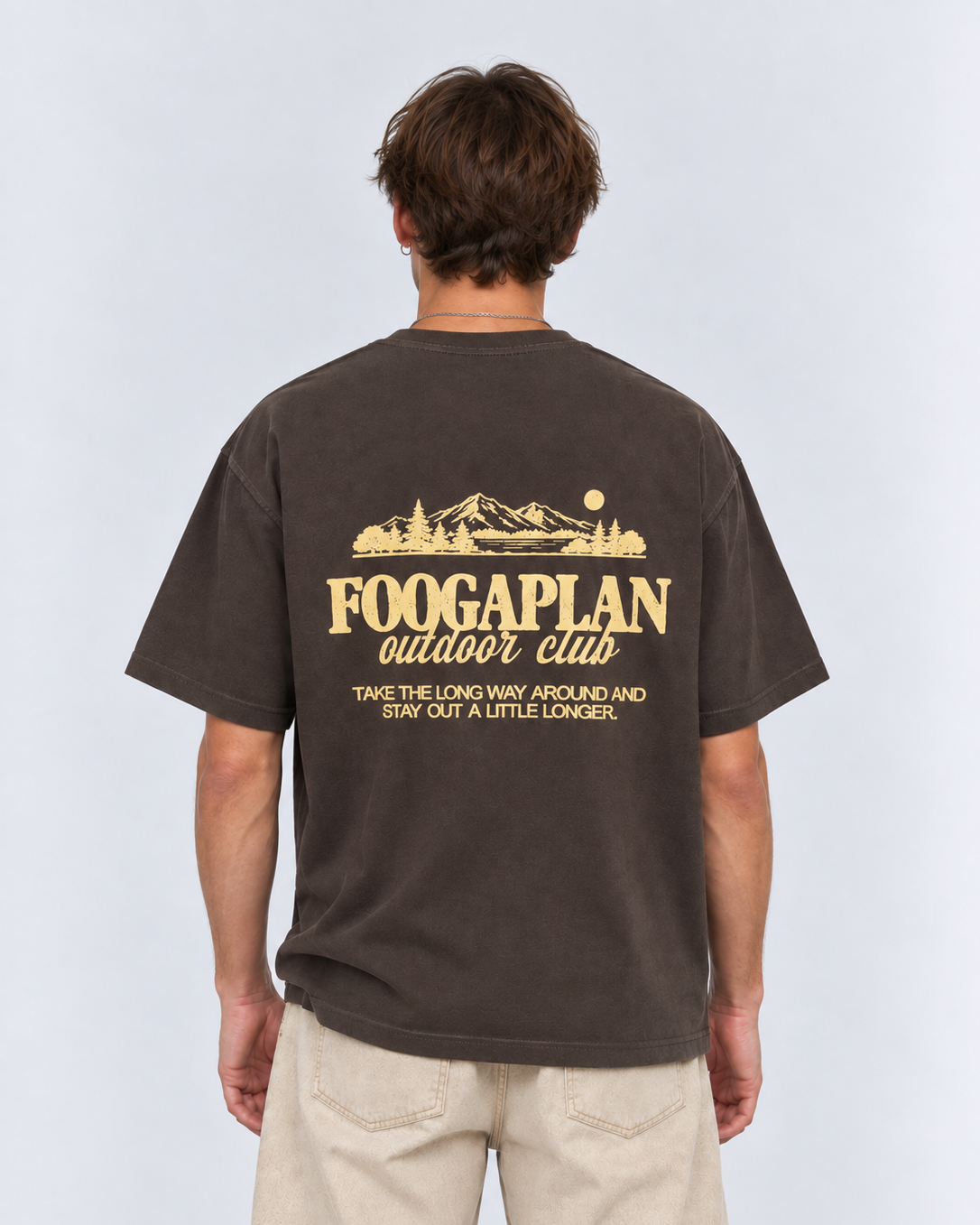 T-shirt Outdoor Club marron FoogaPlan - porté par un mannequin
