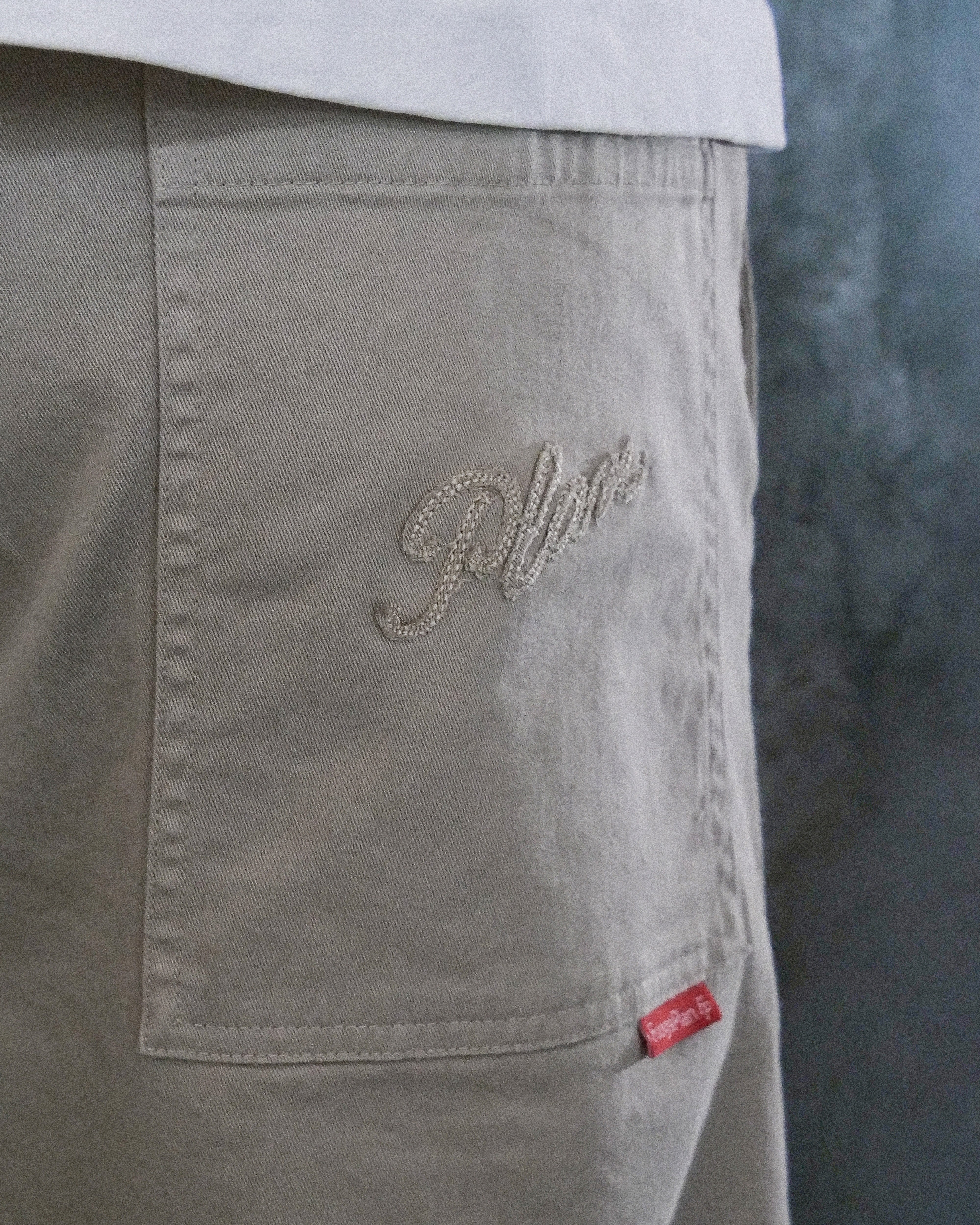 pantalón chino origami khaki pants. color beige. cintura elástica con cordón ajustable. vista detalle bordado trasero