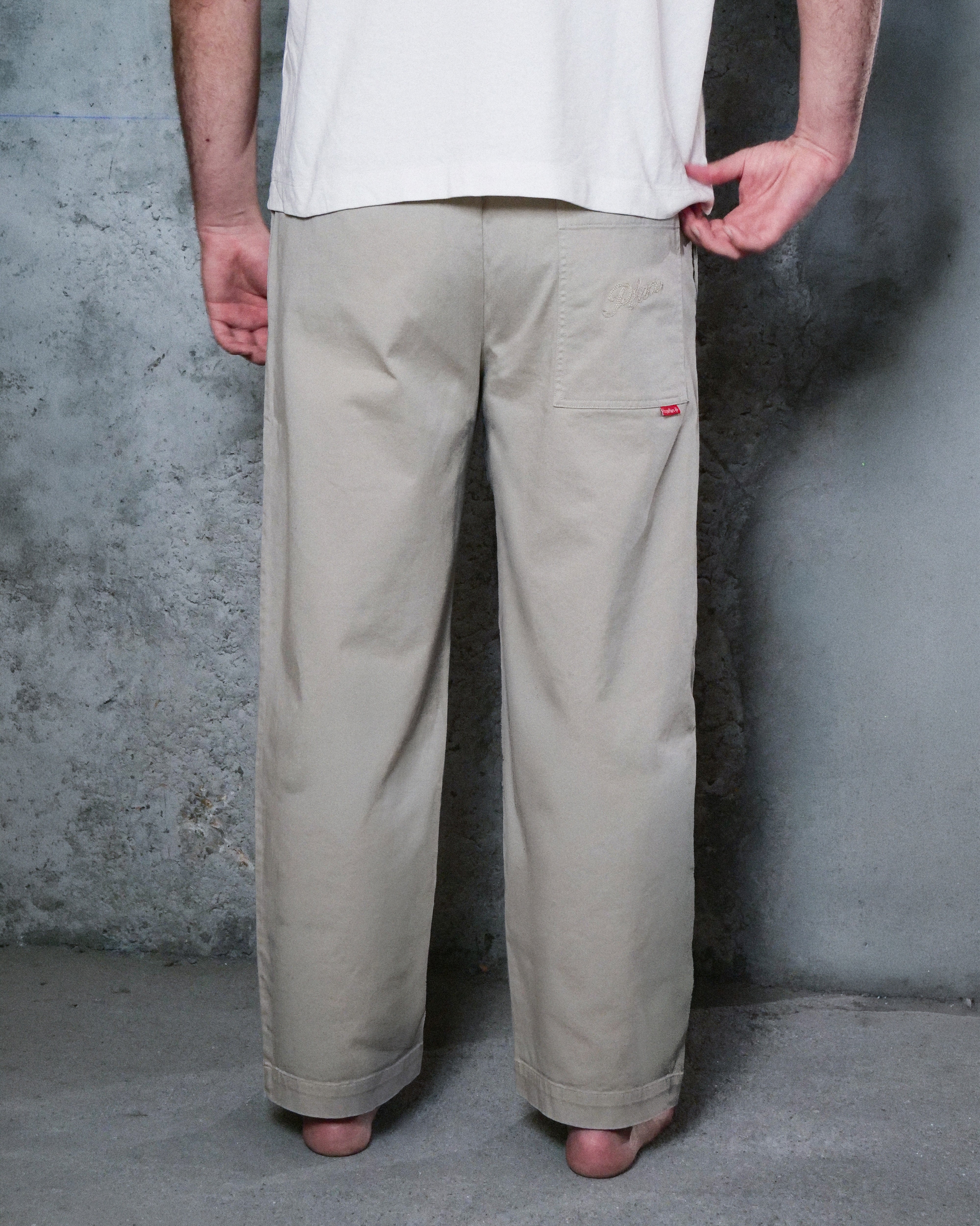 pantalón chino origami khaki pants. color beige. cintura elástica con cordón ajustable. bolsillo bordado vista detalle modelo