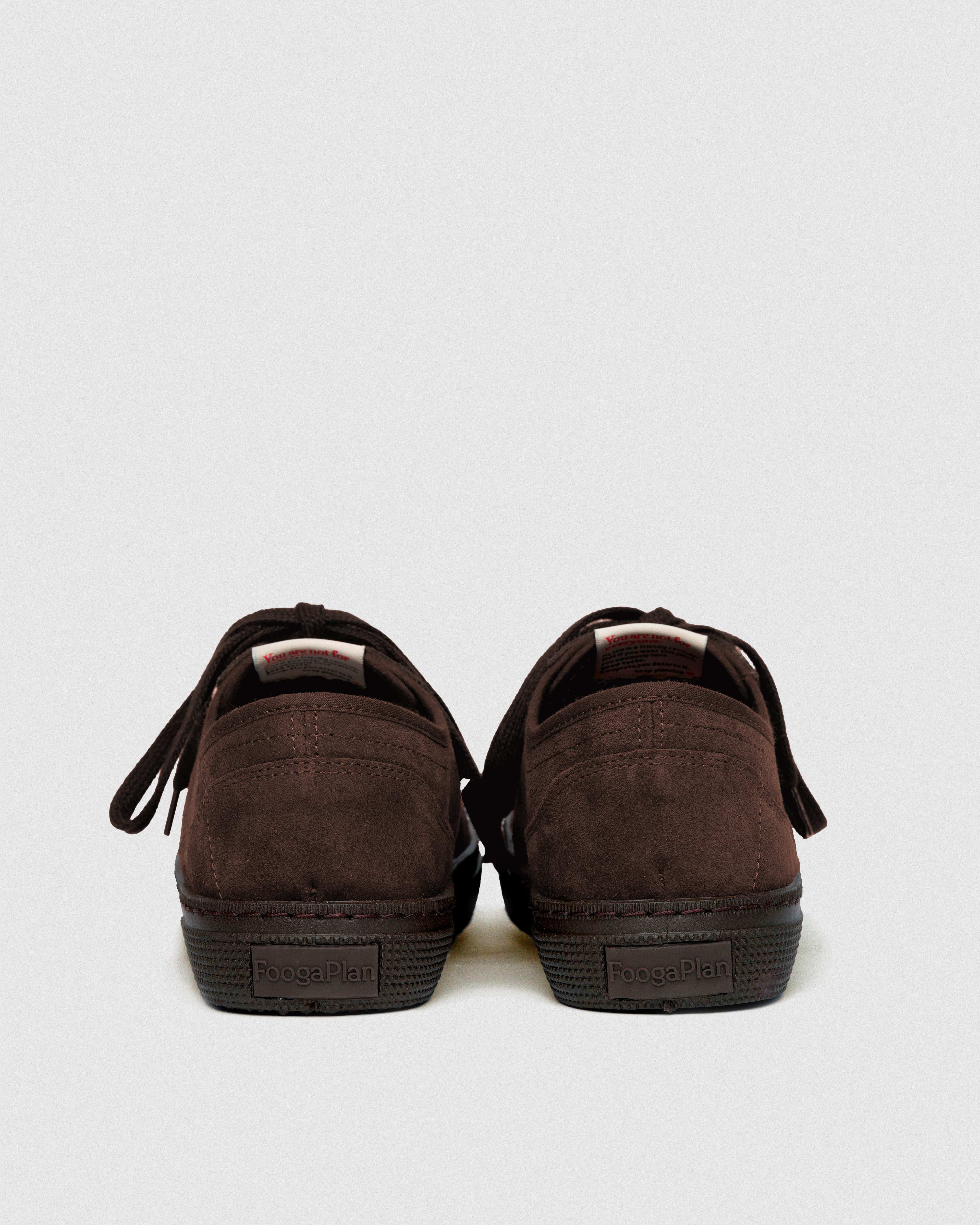 Detalle zapatillas TROY Cocoa - costuras refinadas ante gris y logo FoogaPlan