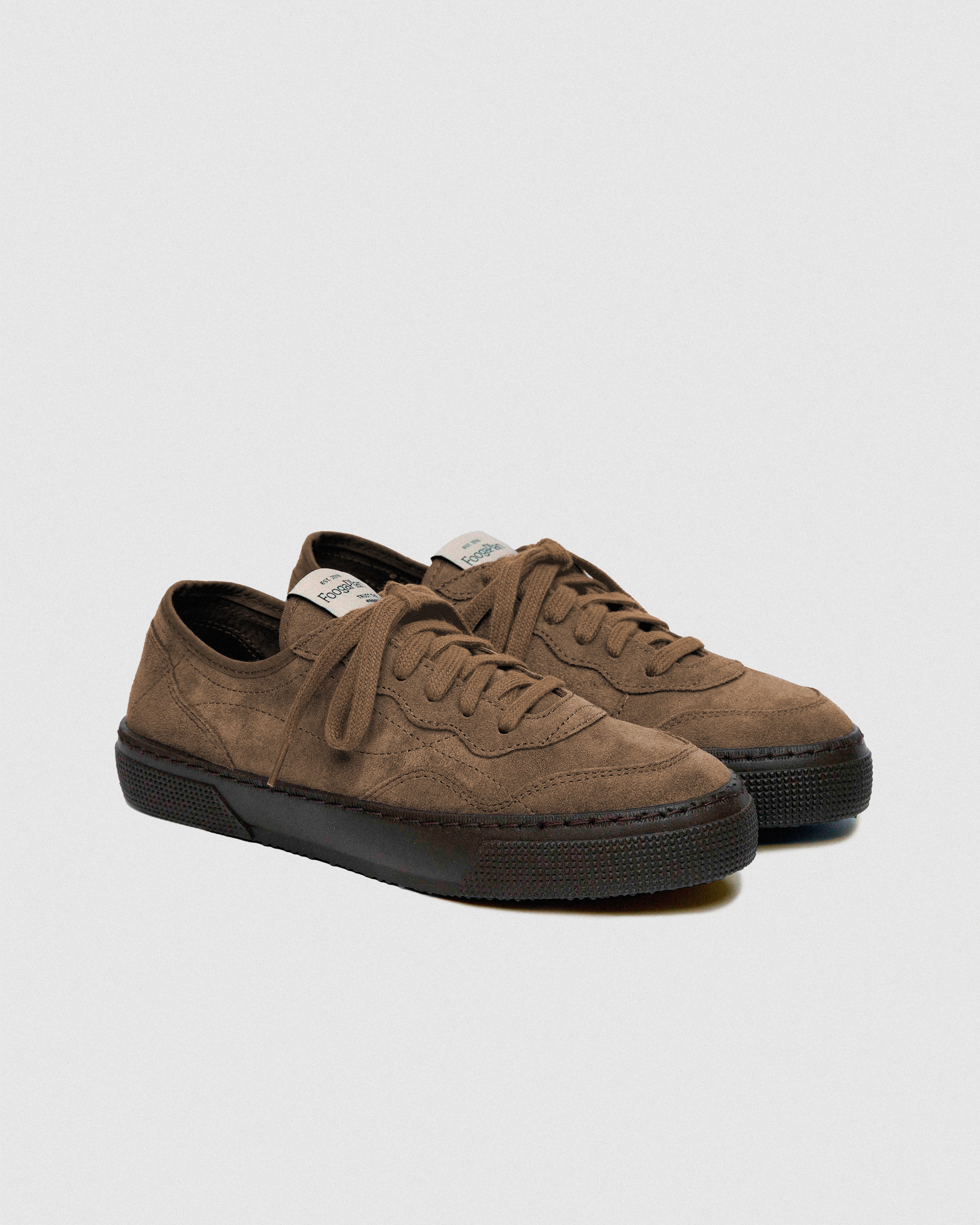 Detalle zapatillas TROY Dune beige - costuras refinadas ante beige y logo FoogaPlan