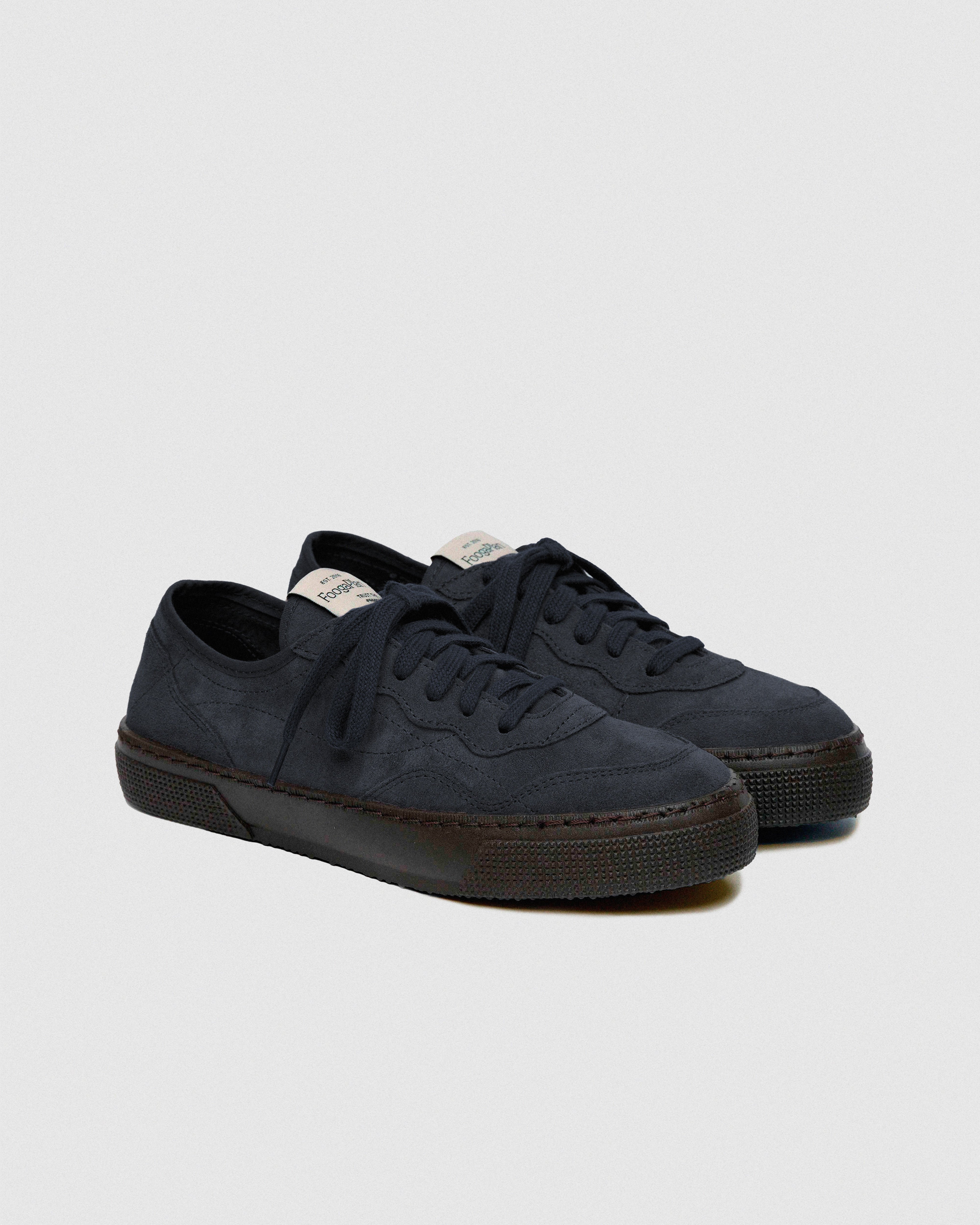 Detalle zapatillas TROY Oxford navy - costuras refinadas ante azul marino y logo FoogaPlan