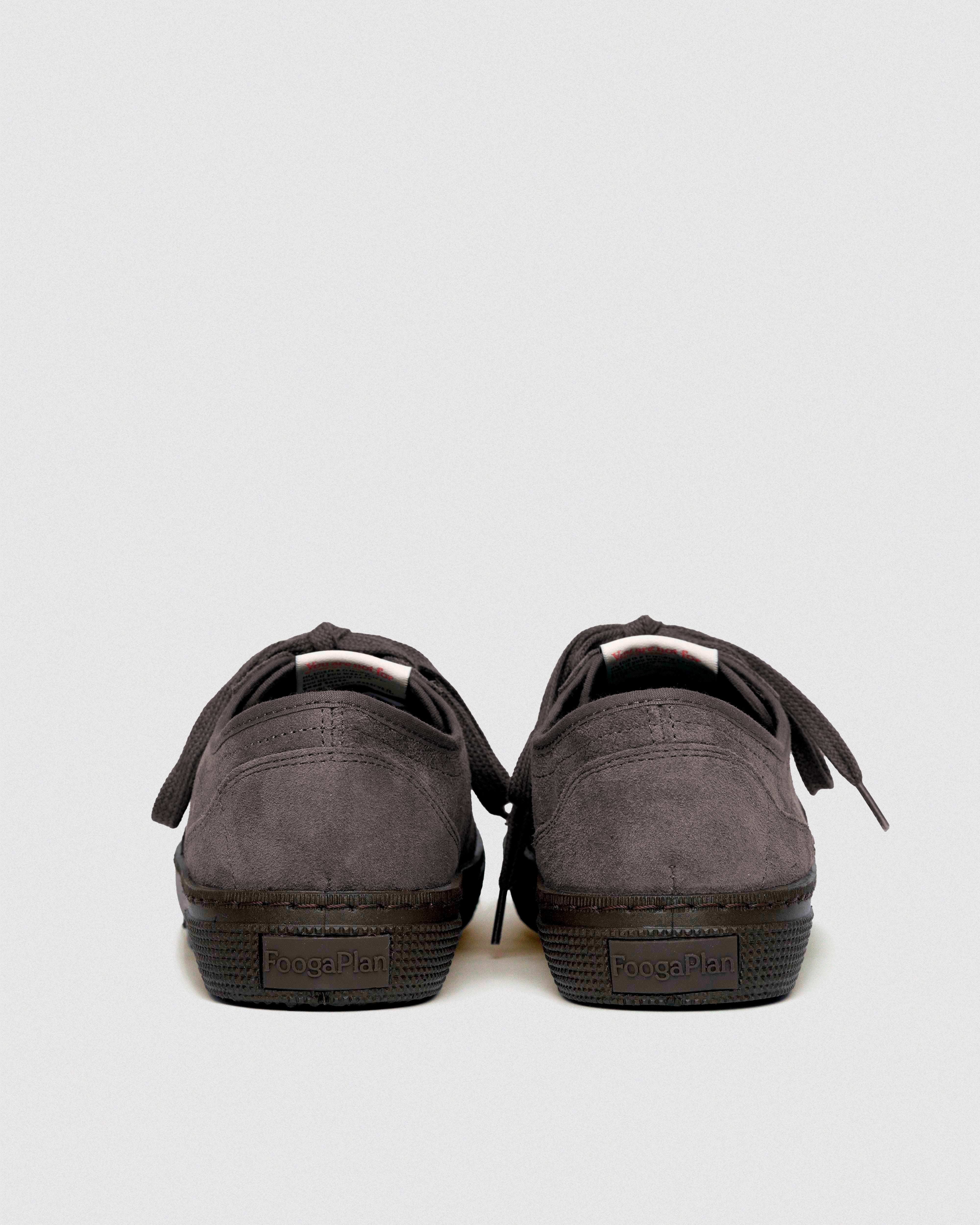 Detalle zapatillas TROY Storm - costuras refinadas ante gris y logo FoogaPlan