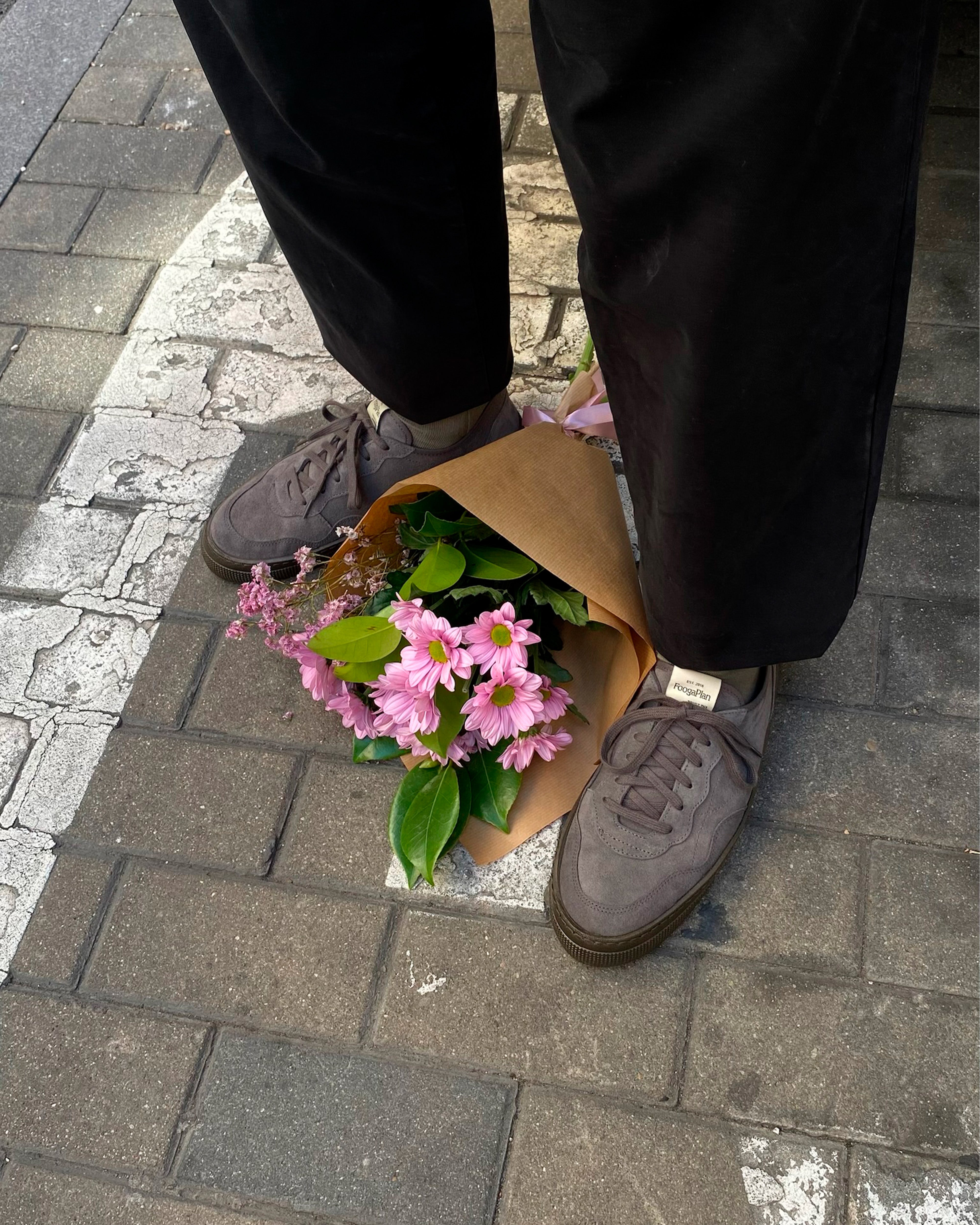 Modelo usando zapatillas TROY Storm grises - sneakers unisex estilo urbano