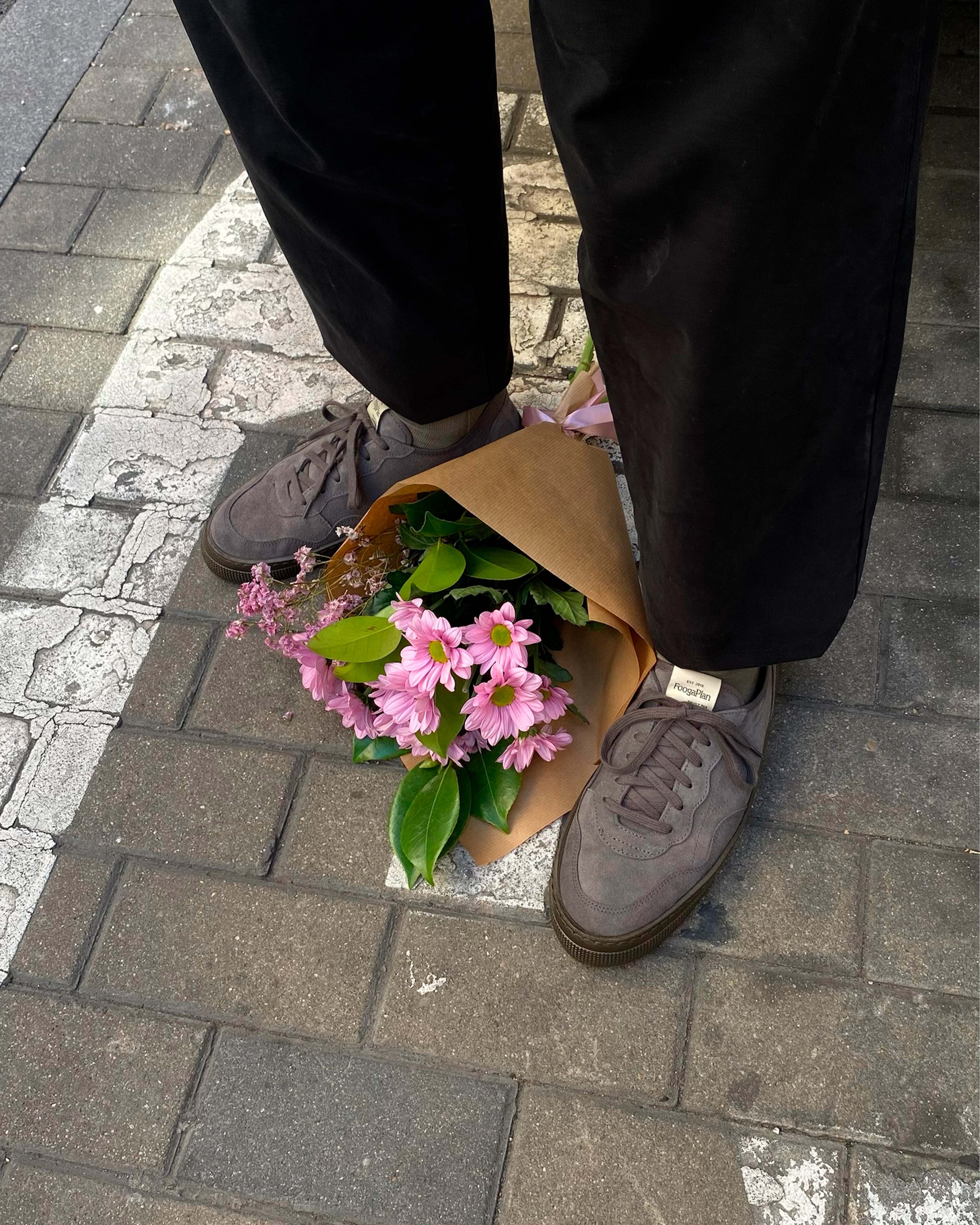 Modelo usando zapatillas TROY Storm grises - sneakers unisex estilo urbano