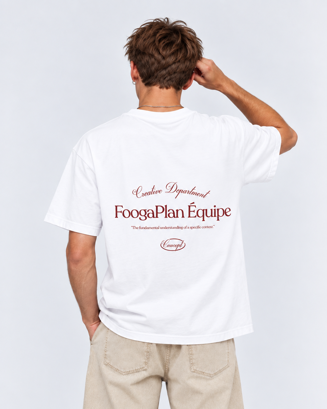 Modelo com t-shirt branca Équipe Burdeos de FoogaPlan
