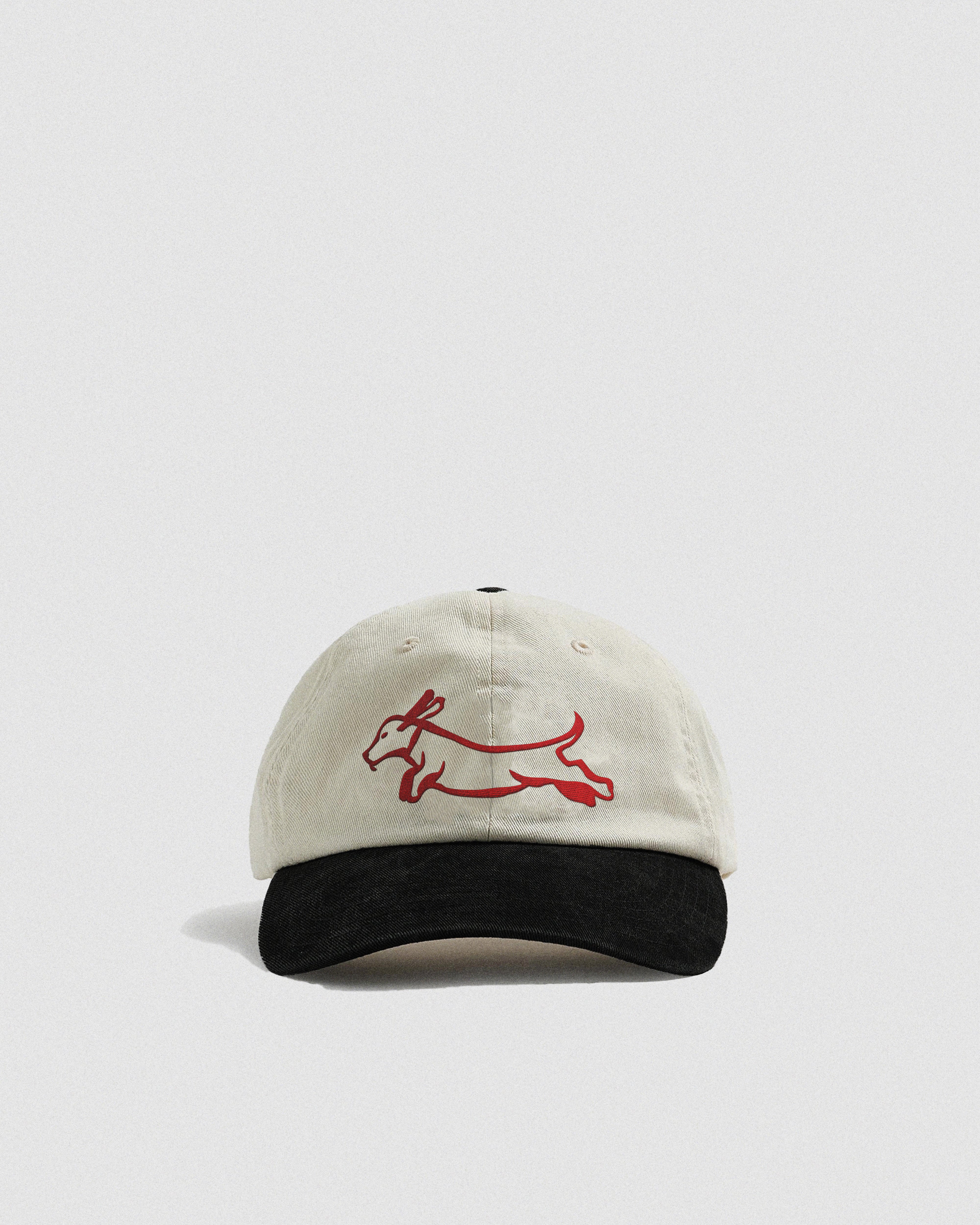 Gorra Foogaplan color beige y negra con diseño de perro salchicha rojo bordado
