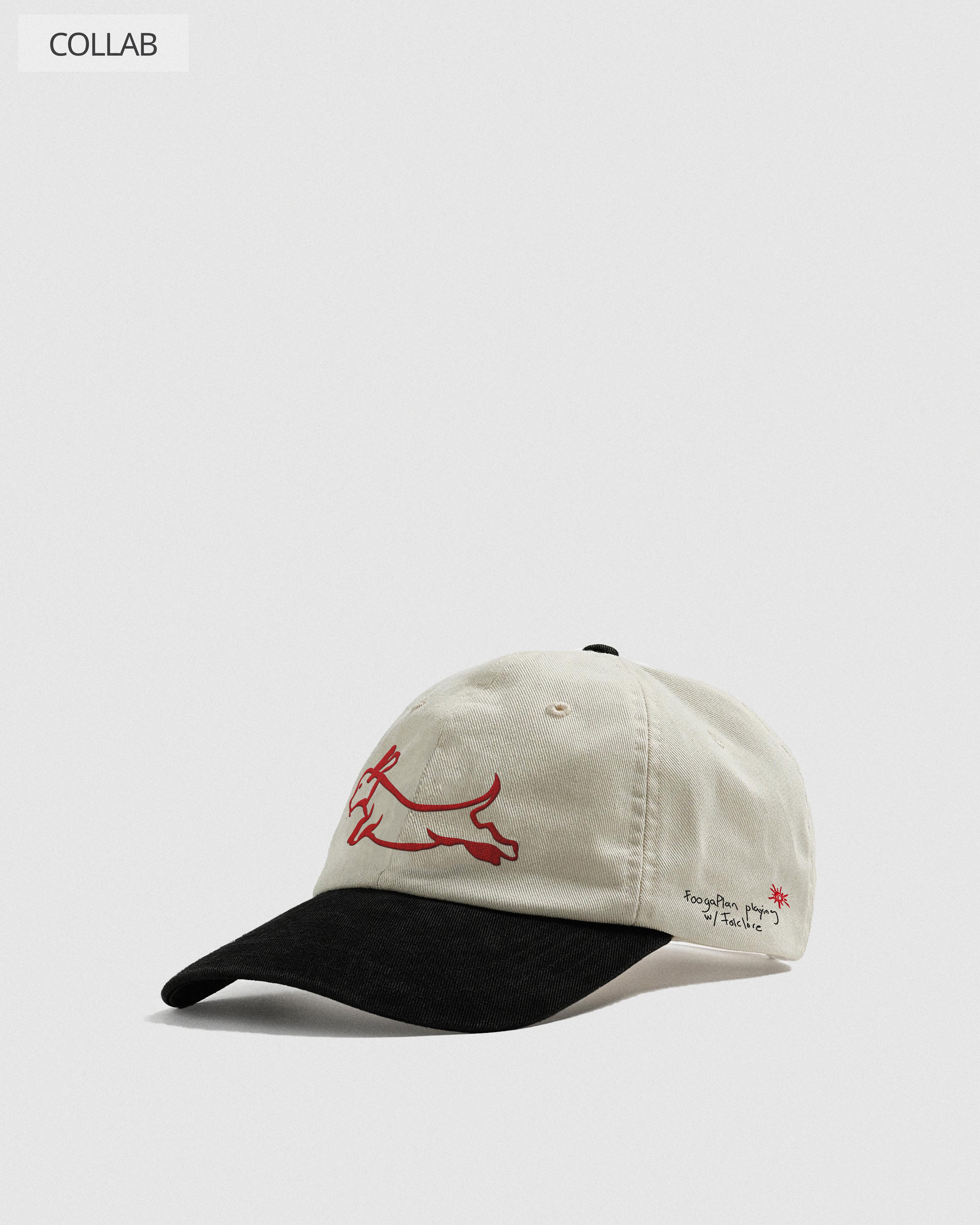 Gorra Foogaplan color beige y azul marino con diseño de perro salchicha rojo bordado