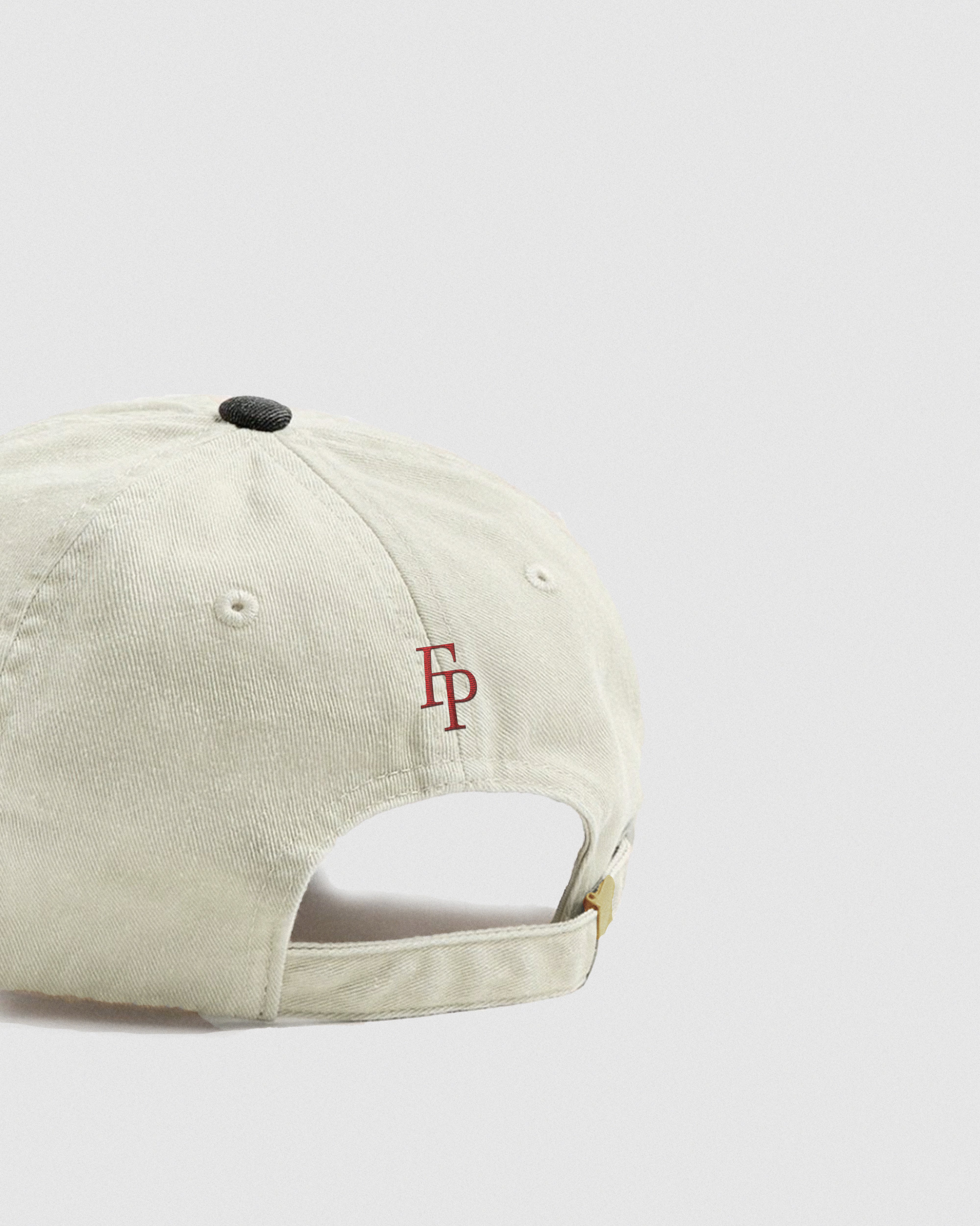 Gorra Foogaplan color beige y azul marino con diseño de perro salchicha rojo bordado