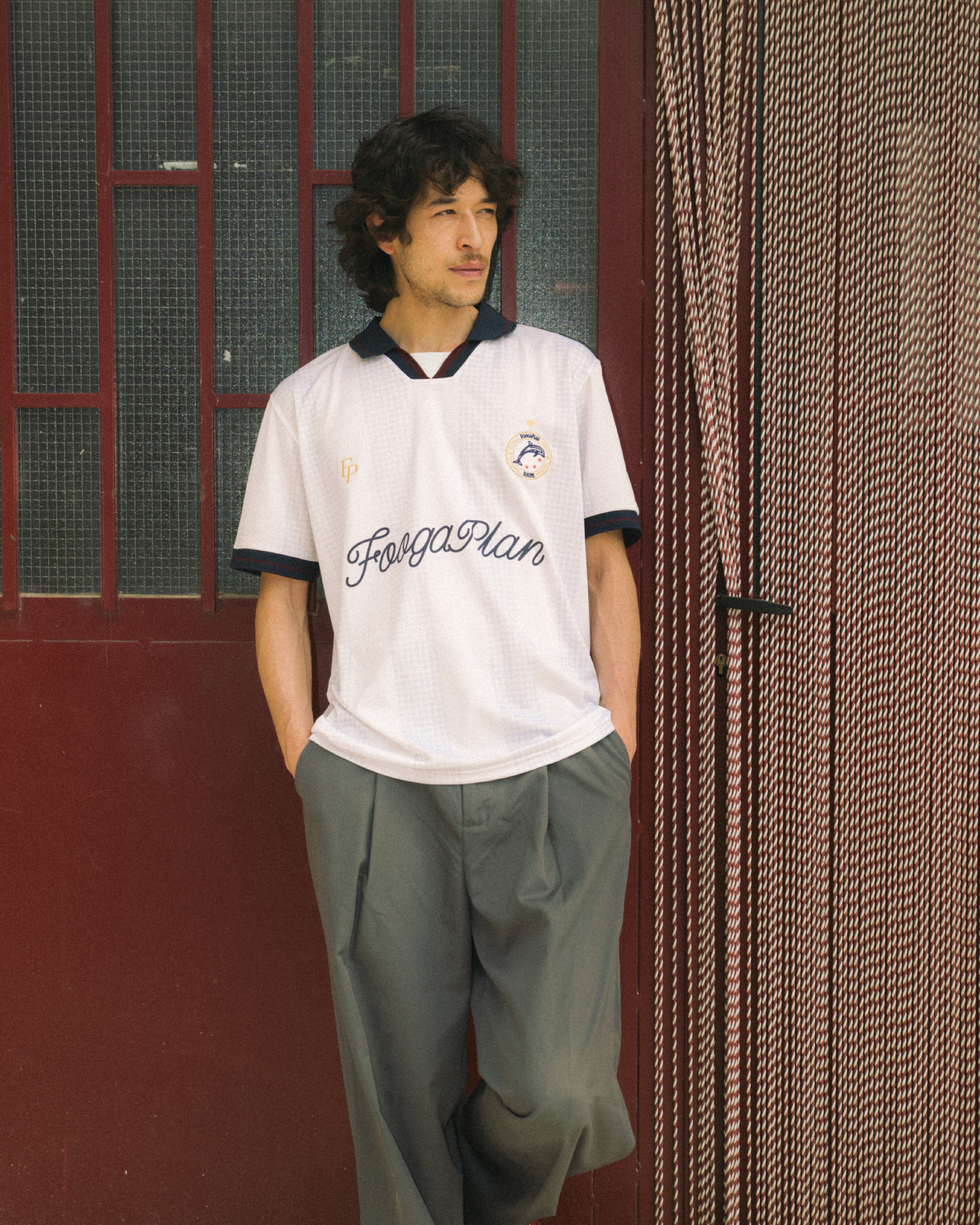 Camiseta fútbol retro Bahía combinada en look casual urbano