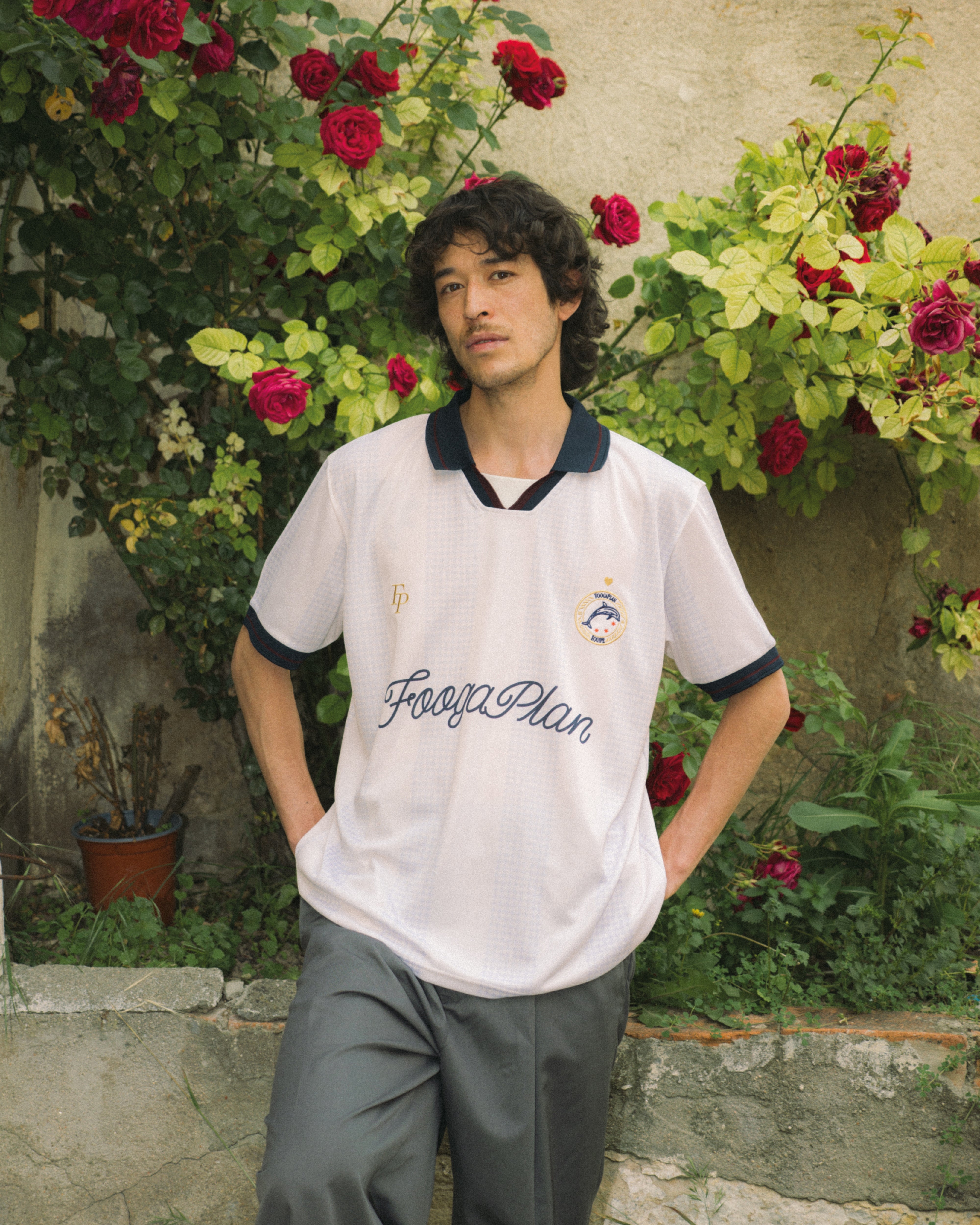 Camiseta fútbol retro Bahía combinada en look casual urbano