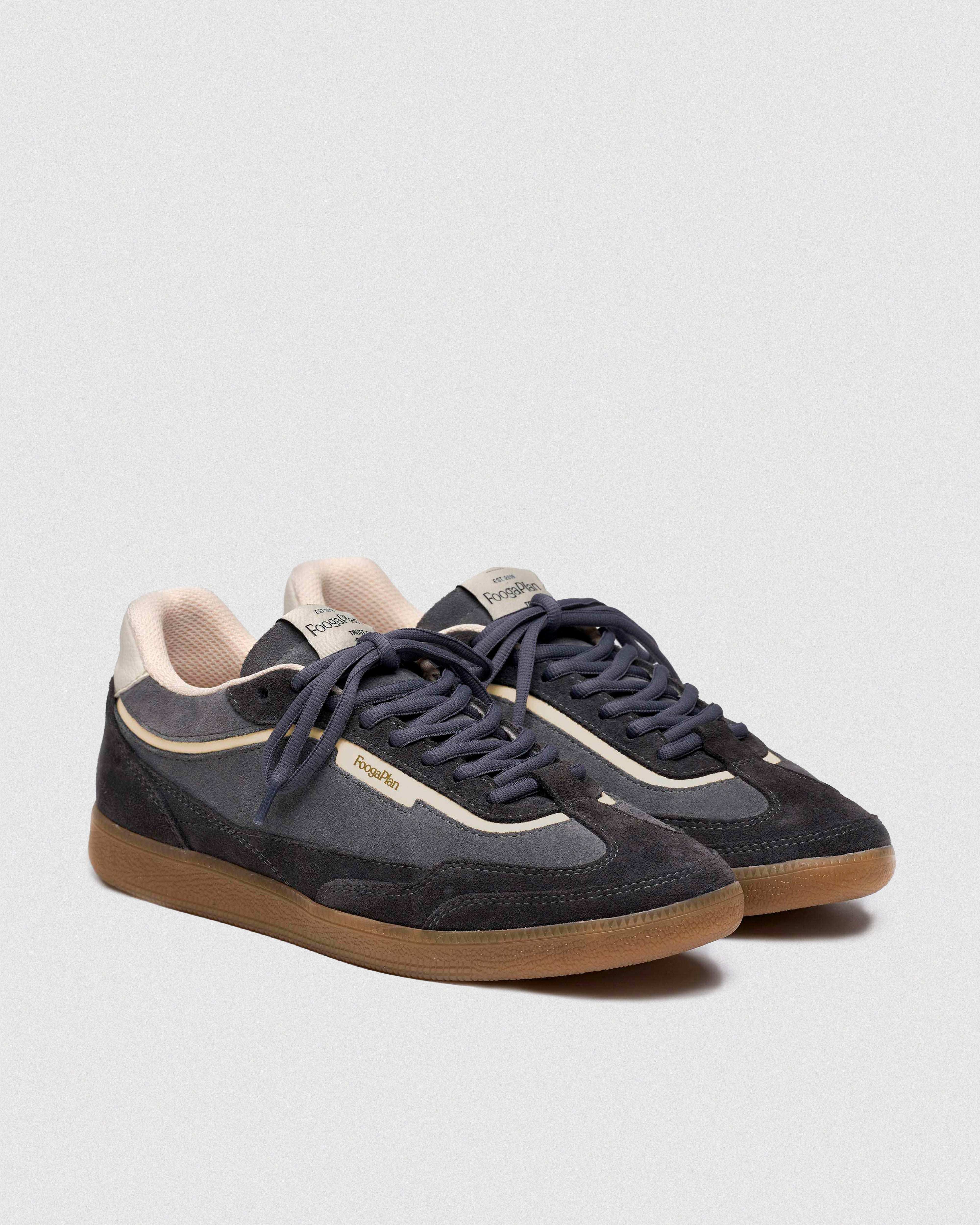 Zapatillas BLAKE Ash - Vista frontal del calzado minimalista en ante gris ceniza premium