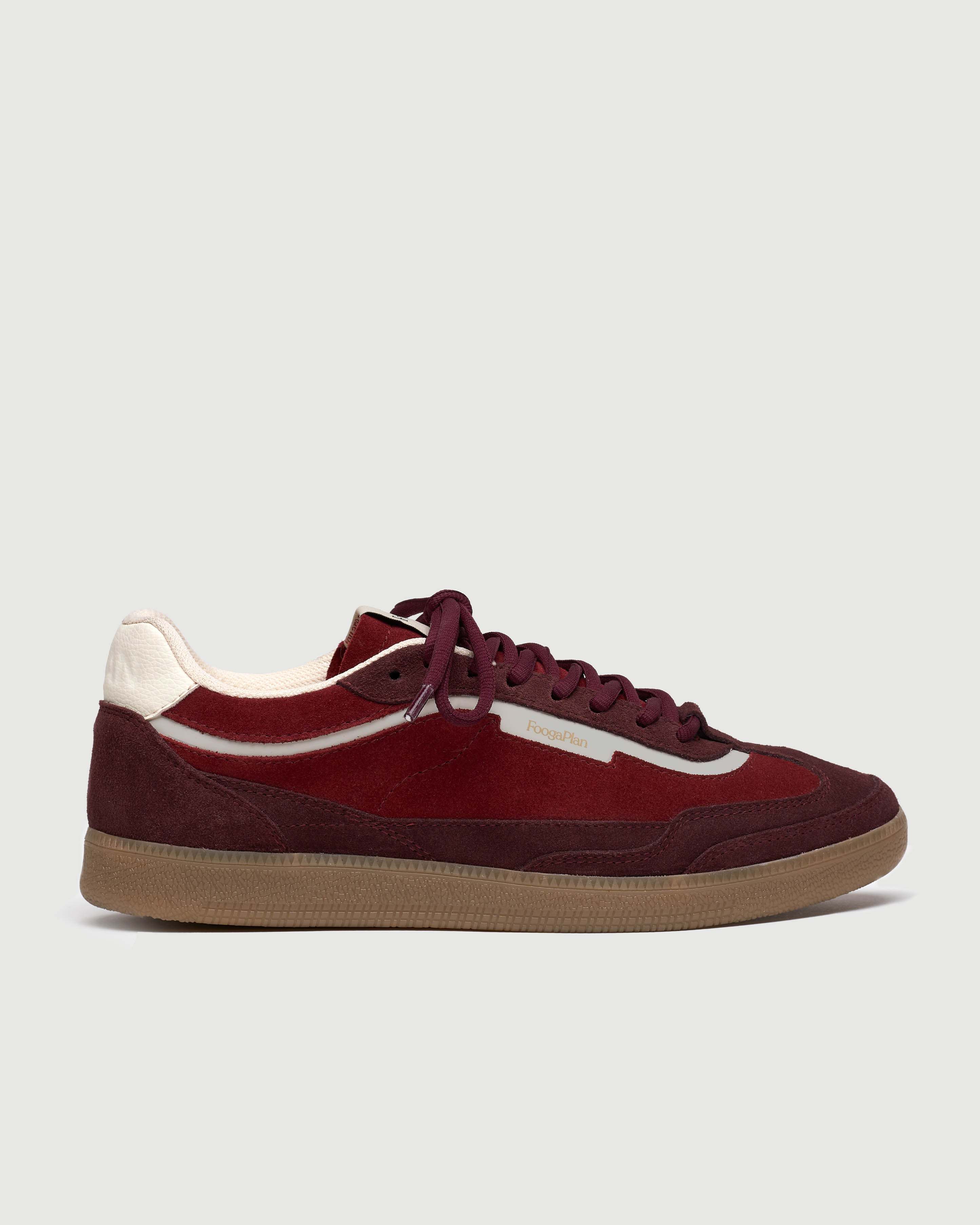 Zapatillas BLAKE Cherry - Vista lateral del diseño minimalista en ante rojo cereza con suela blanca