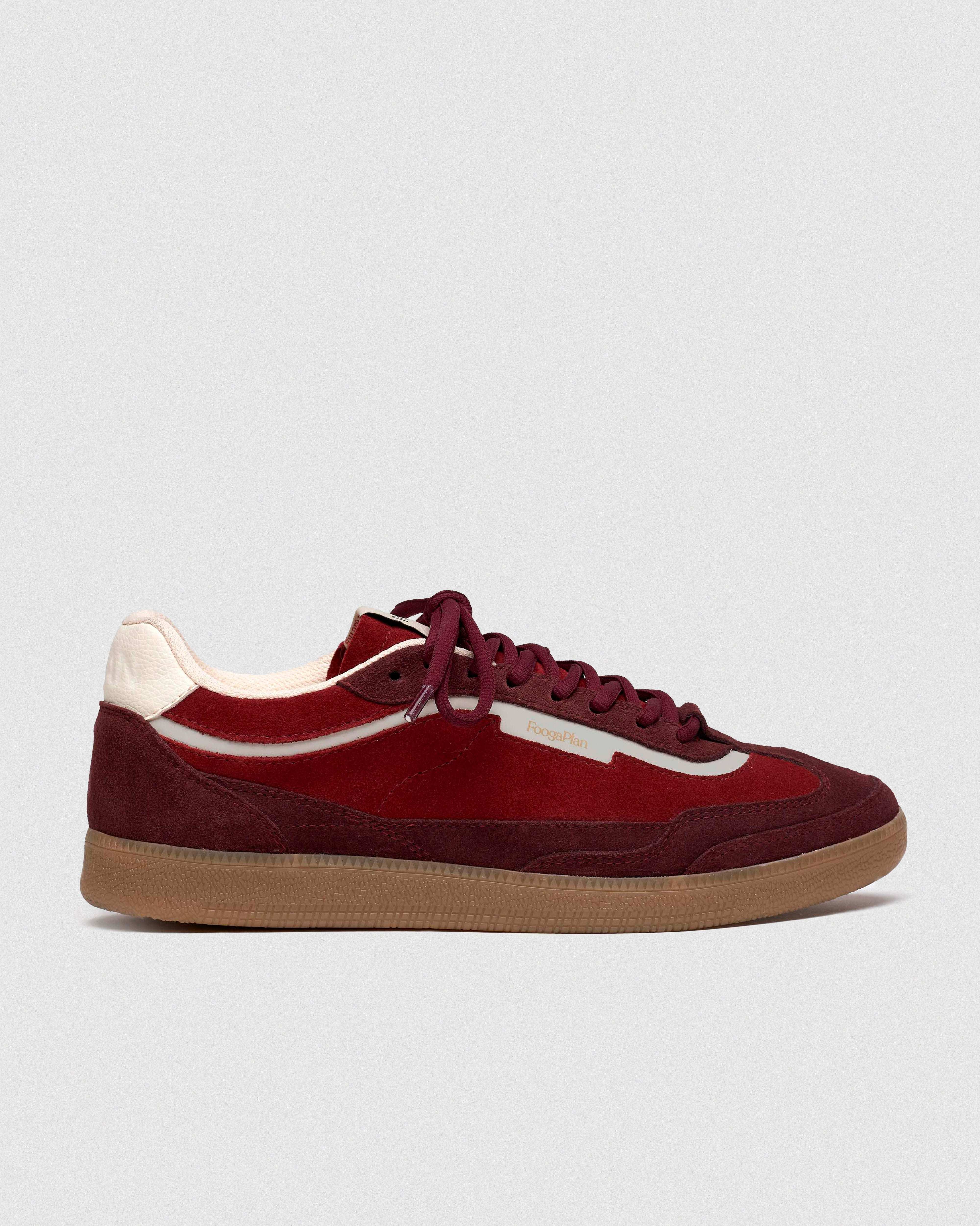 Zapatillas BLAKE Cherry - Vista lateral del diseño minimalista en ante rojo cereza con suela blanca