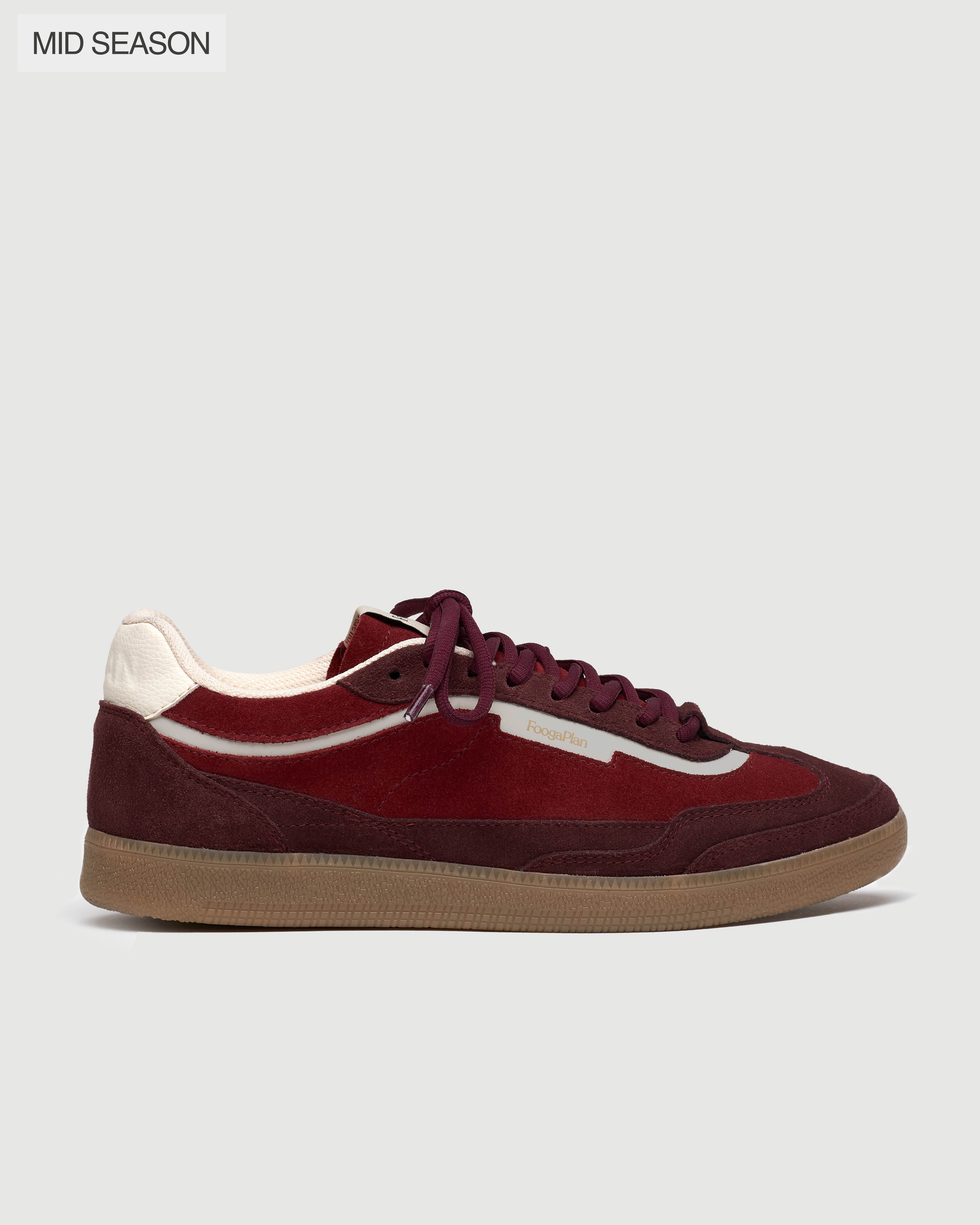 Zapatillas BLAKE Cherry - Vista lateral del diseño minimalista en ante rojo cereza con suela blanca