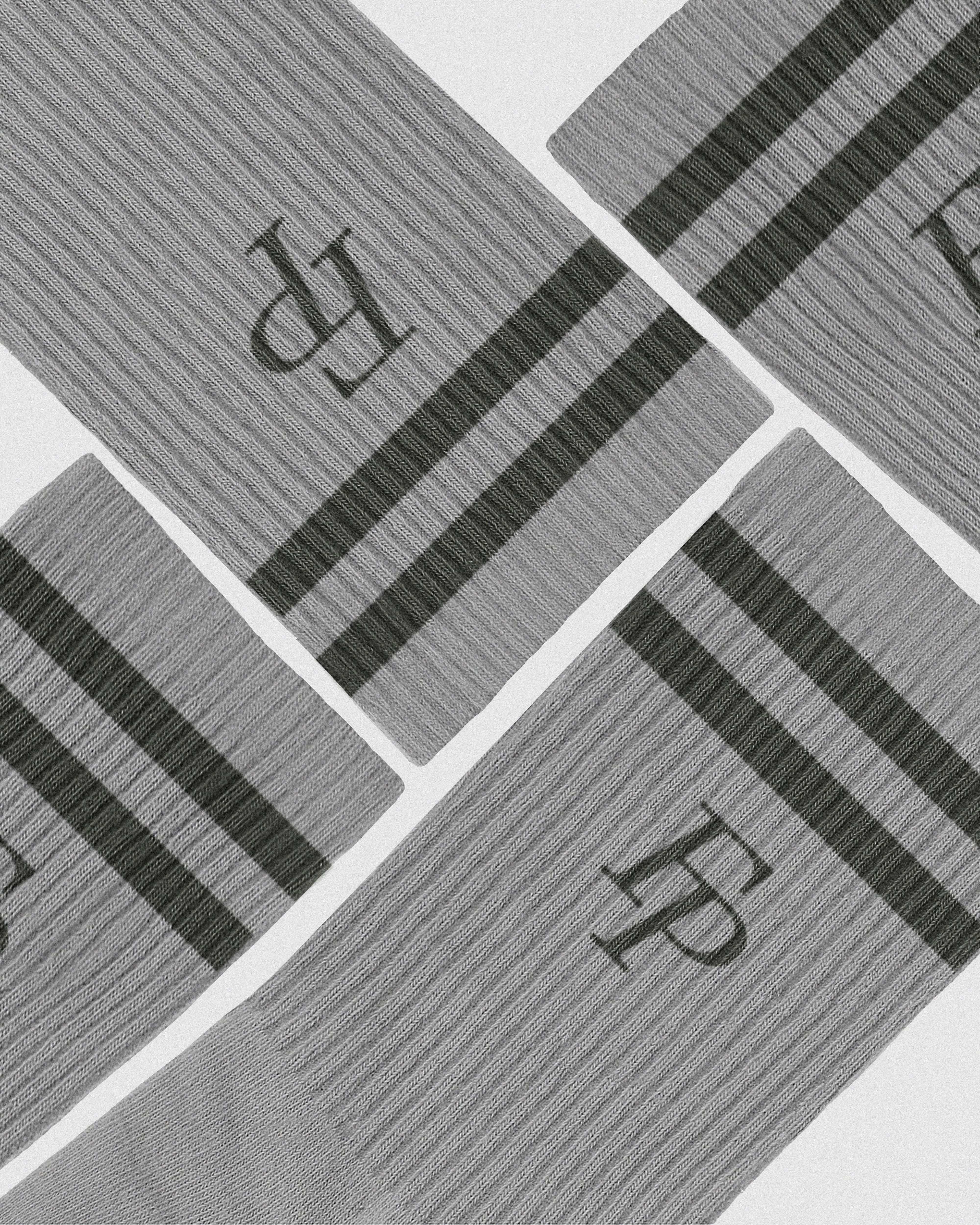 Calcetines FP Grey con goma en empeine - Detalle de calidad y acabados premium