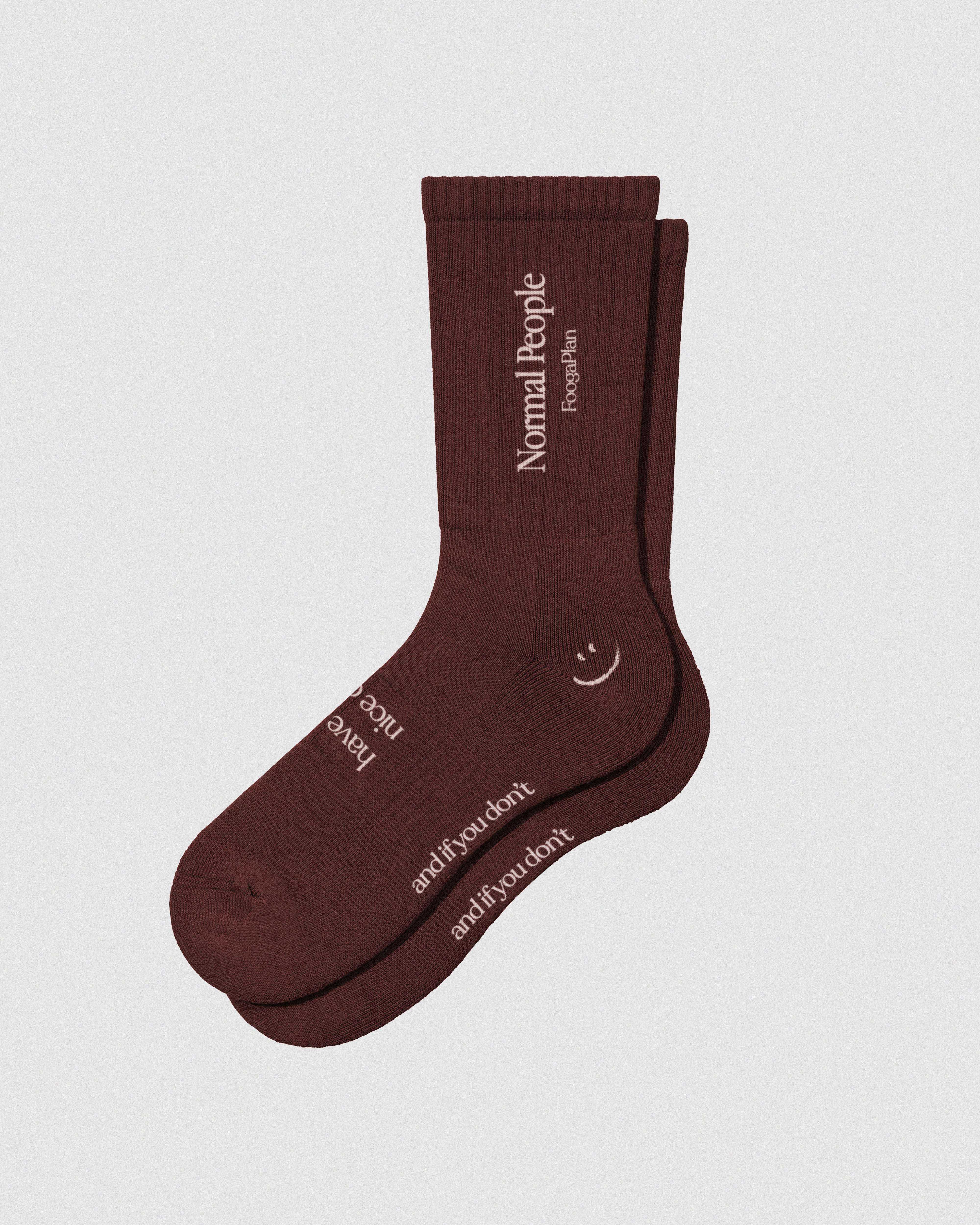 Calcetines Normal People Burgundy de algodón orgánico fabricados en España - Vista detalle color burdeos