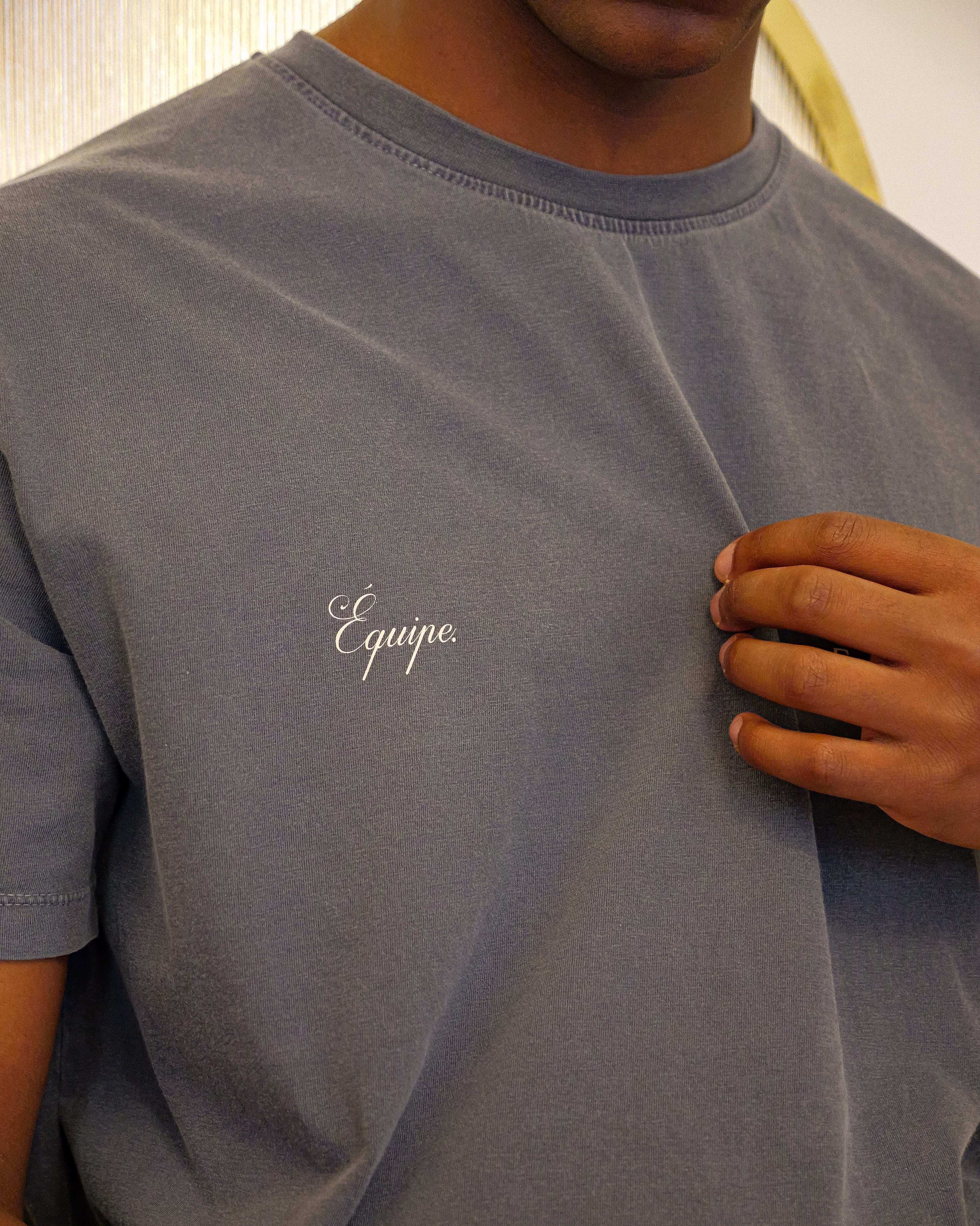 Detalle serigrafía lateral camiseta Équipe FoogaPlan gris unisex