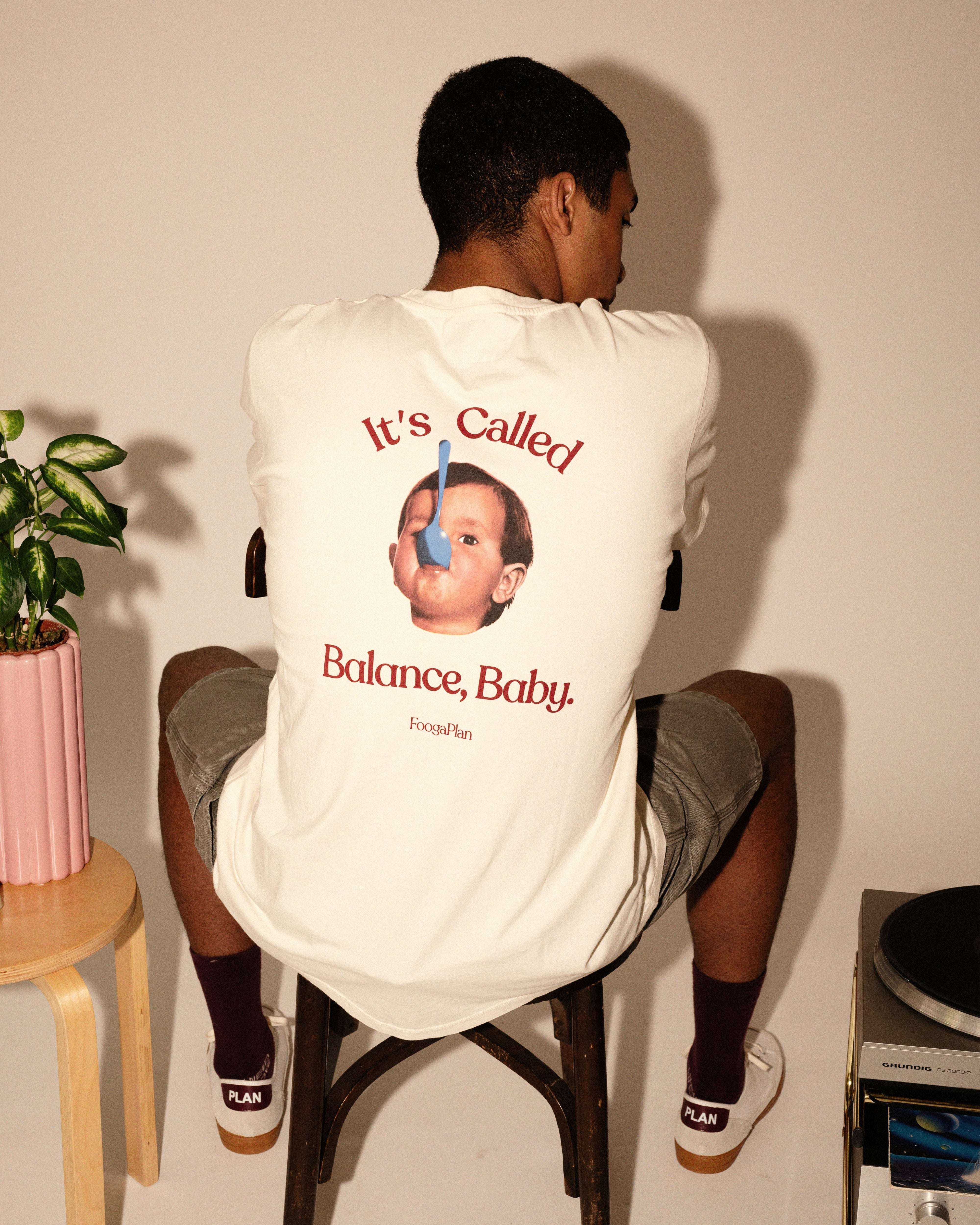 Modelo llevando camiseta The Kid unisex corte relajado FoogaPlan