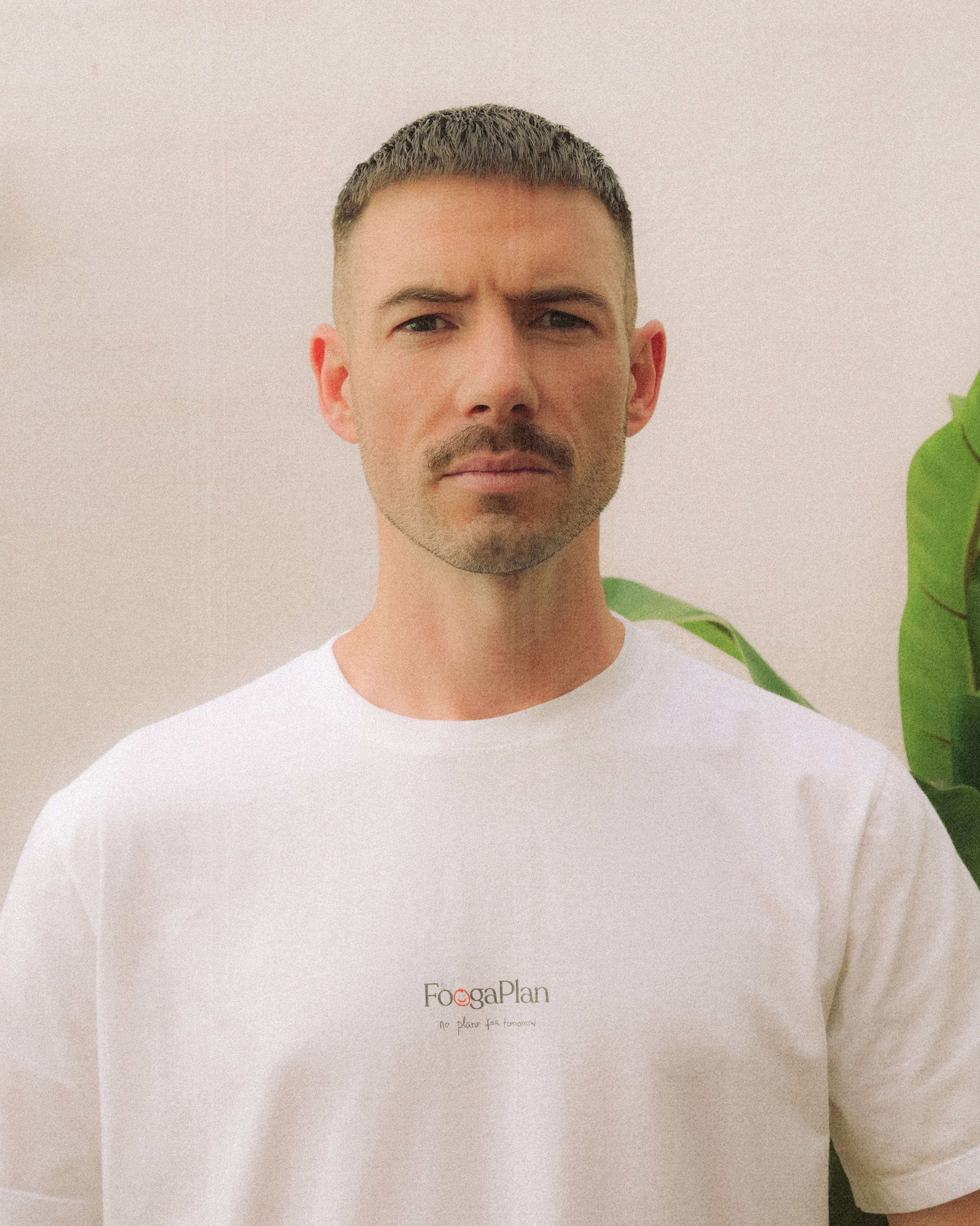 Modelo llevando camiseta Take It Easy frontal unisex corte relajado FoogaPlan