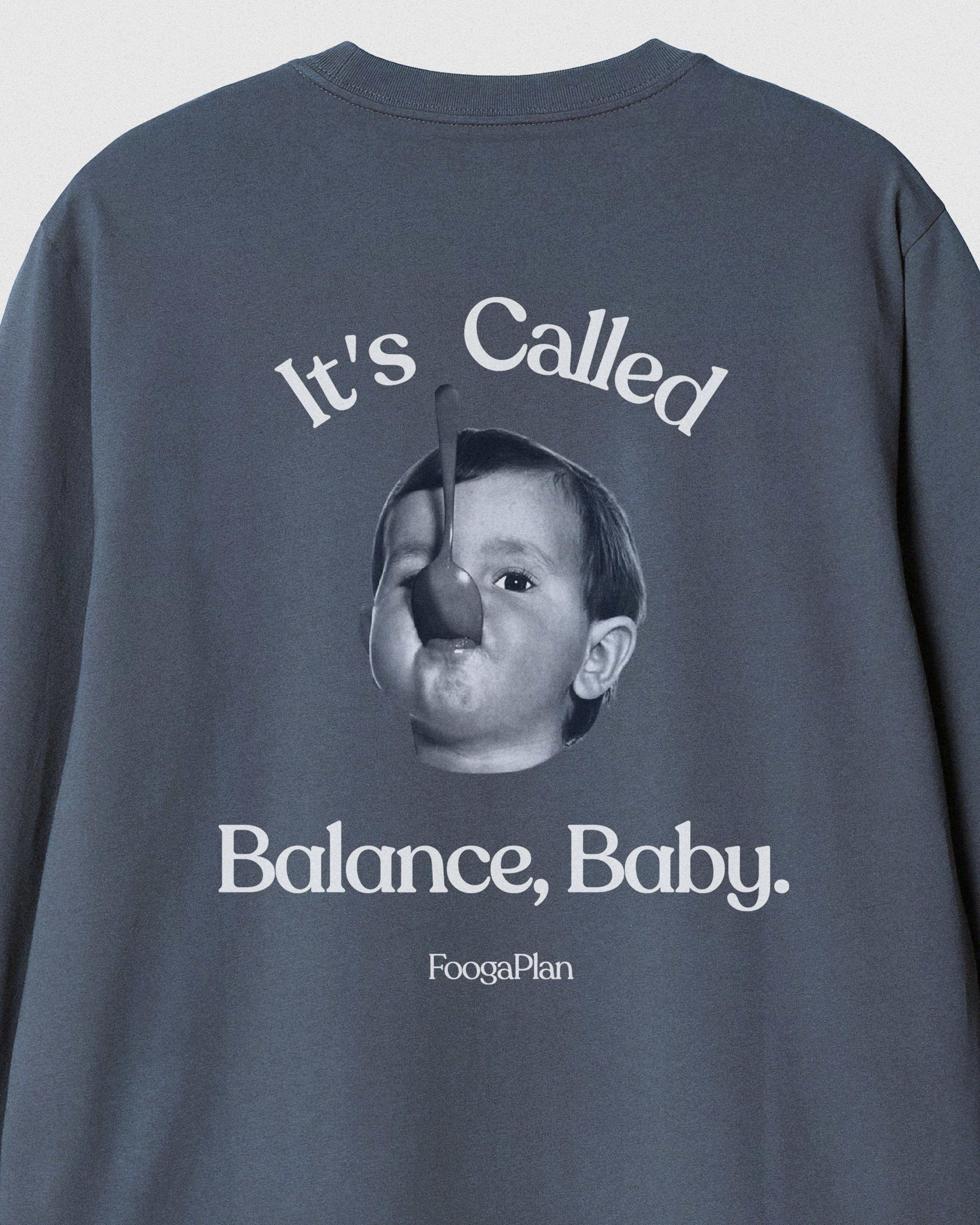 Camiseta It's called balance - Modelo luciendo la camiseta vista frontal